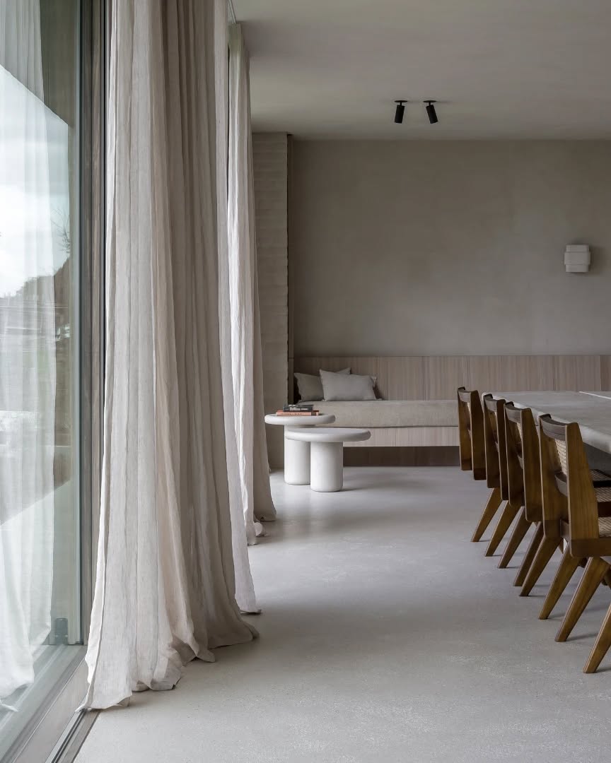 The other side...

A calm and relaxing living room vibe...

Our 100% stonewash linen curtains elevate the space from floor to ceiling... 
The subtle tone of the natural fabric blends perfectly with the interior and architecture...

We love to create serene and beautiful interiors, where curtains add the finishing touch ♡

Project by @walravensweetsarchitecten
Picture by @cafeine