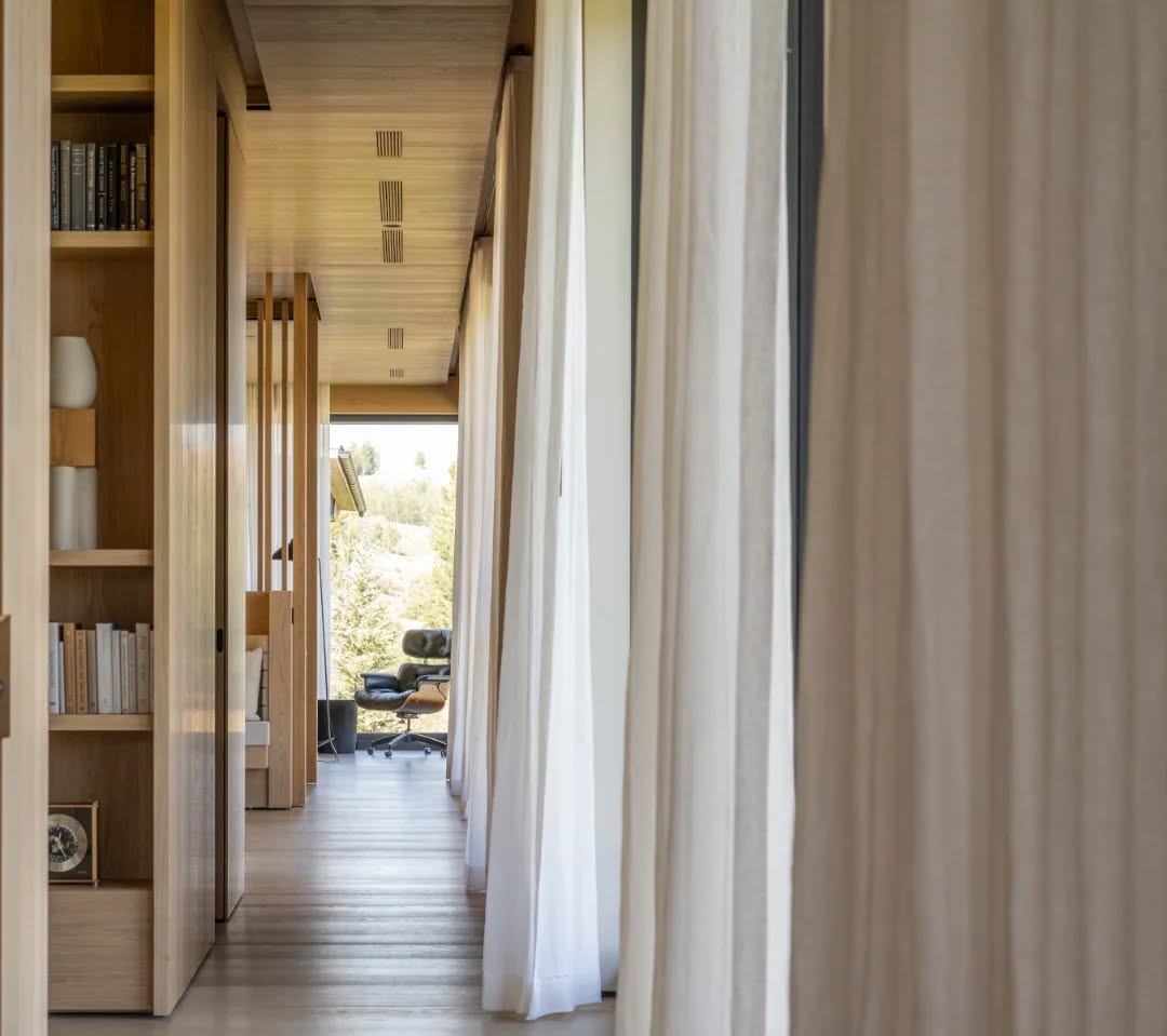 Sky House- Jackson Hole, Wyoming 
by @vandervelpen 

Proud of this architectural project dressed with our 100% linen curtains... 
The house has a beautiful and natural exterior and interior connection ♡

Picture by @patriciagoijens