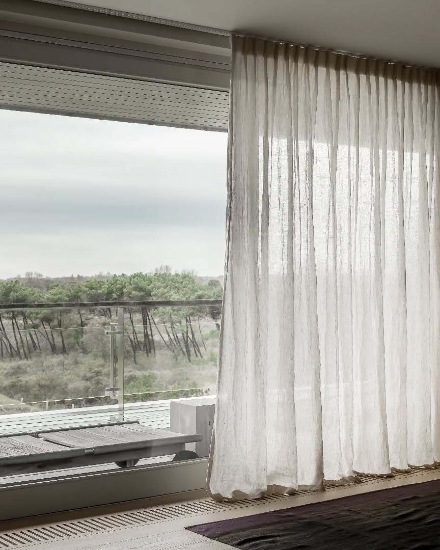 Bright linen voilages for this beautiful seaside project.

In collaboration with @promanys 
Verilin dressed all the spaces with light, semi-transparent curtains. Custom-woven and made in our Verilin ateliers in Belgium.

Picture by @cafeine