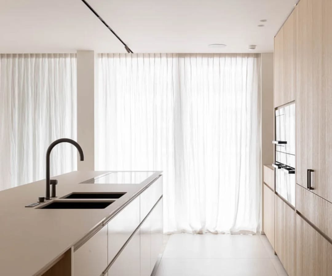 Bright kitchen design ♡

A beautiful residential project by Pedro Verhue,
Completely dressed with custom-made curtains and other window decoration by Verilin.

Picture by @k.verdru.photos