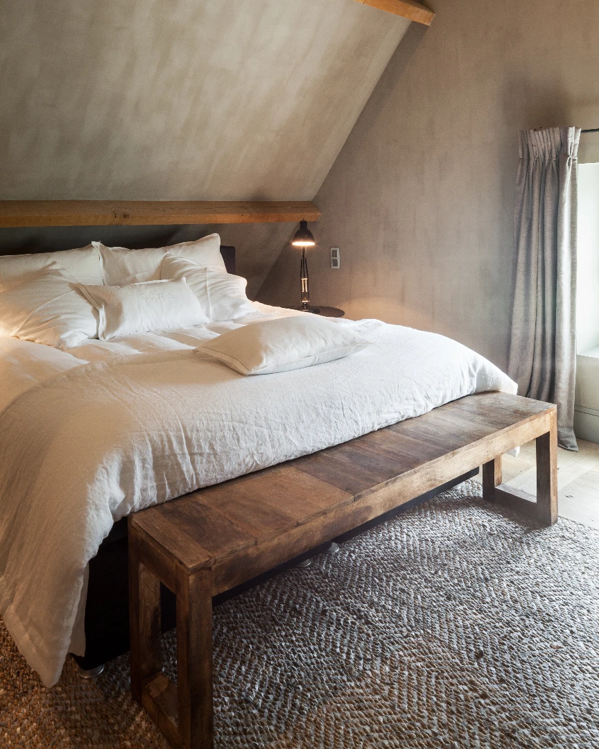 Calm and cosy bedroom vibes @delievde ♡

The b&b has been dressed with personalized bed, bath and table linen by @verilinbelgium

A subtle silver embroidery and a combination of textures and materials such as linen and cotton to create the best night´s rest. 

Finishing of the bed with a plaid in 100% stonewash linen to have a luxurious and homely feel....

Get in touch with ilse@verilin.be to dress your project with bed, table and bath linen or the complete curtain service...