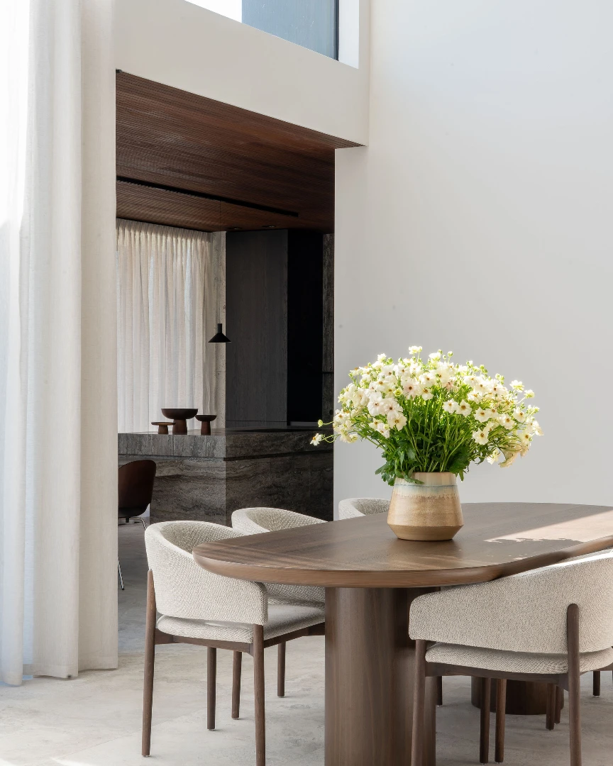 Dining room at our residential project by @walravensweetsarchitecten 

Bright daylight and a combination of warm natural materials such as our 100% linen, natural stone and wood ...

An ideal place to enjoy cosy family moments at home...

Get in touch to create your complete linen Story for bed, table and interior...
Contact ilse@verilin.be to fix your appointment on site or in our showroom ♡

Interior @fierens__ 
Picture by @stephaniemathias.photography