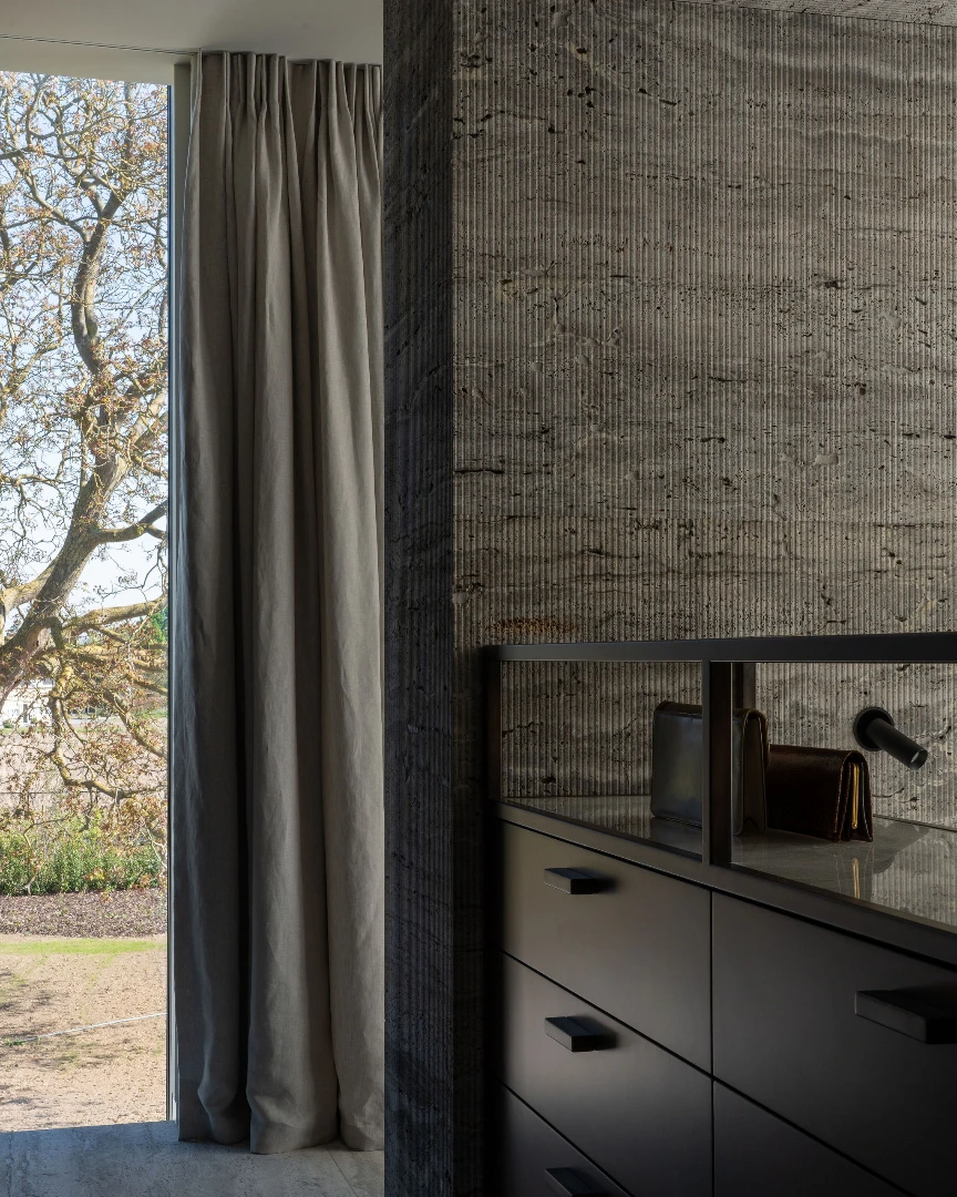 Dressing curtains...

The grey tone of our linen curtains blends perfectly with the natural stone elements. The raw way of using the stone and the soft and pure textures of our linen are a match made in heaven... 

Through the home Verilin dressed the spaces with a variation of curtain densities matching the vibe and function of the room... while maintaining uniformity and serenity...

Project @walravensweetsarchitecten
Interior by @fierens__
Picture by @stephaniemathias.photography