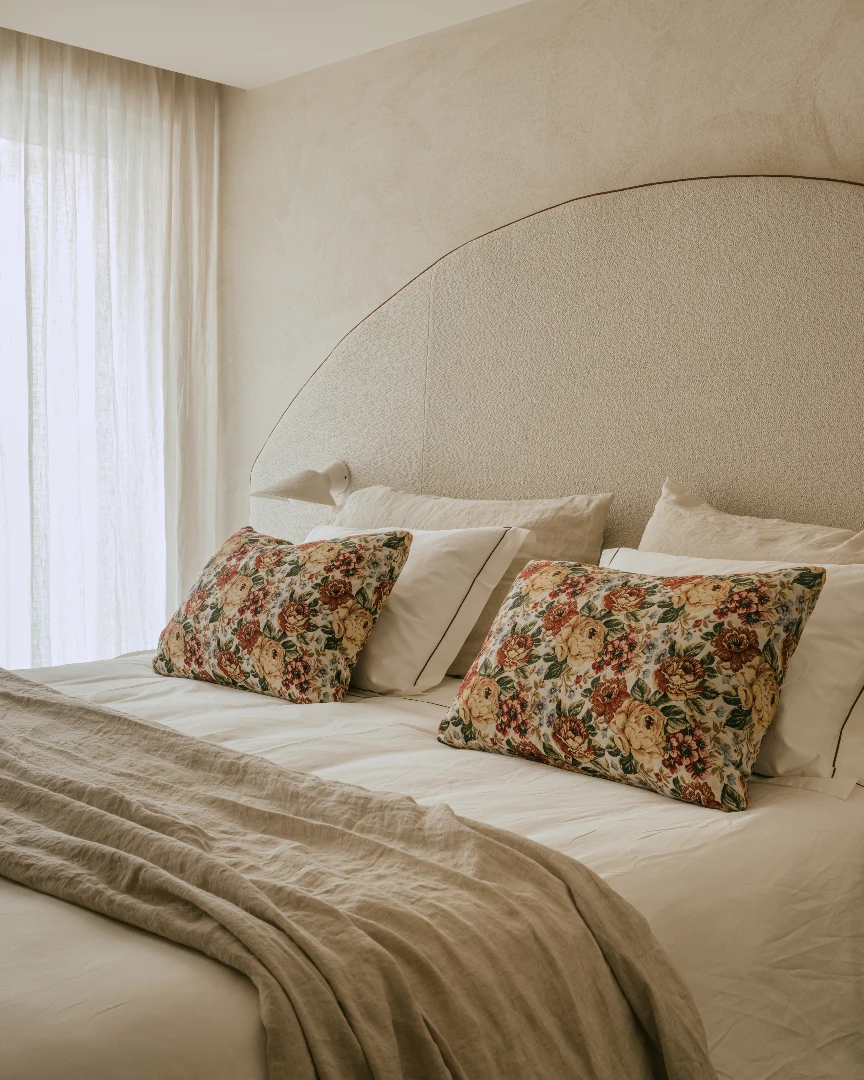 A magnificent residential project at the seaside in collaboration with @evadelbarre_totalconcept 

Verilin dressed the rooms and spaces with custom-made curtains and personalized linen.

A combination of soft sateen cotton and stonewash linen to add depth and textures to the bed.

Our stonewash linen curtains blend perfectly with the textured walls and warm materials...

Get in touch to collaborate on your project ♡

Picture by @charmer.be