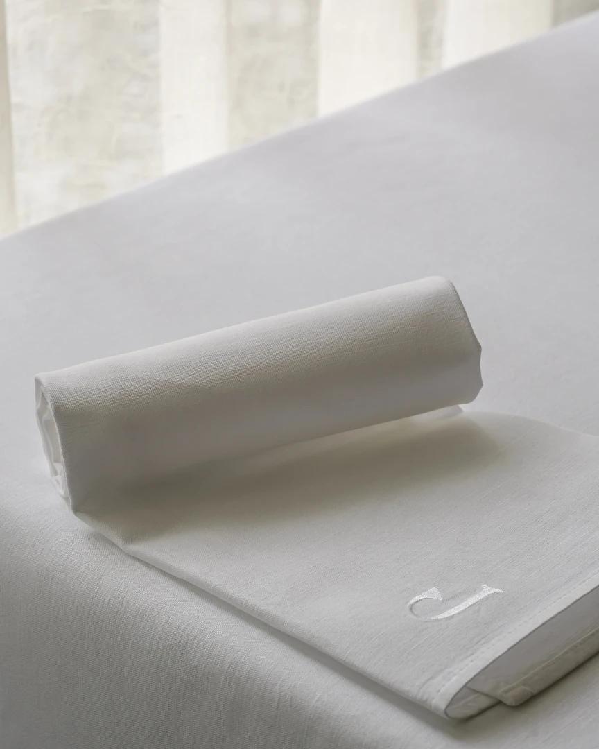 Less is more...

A complete Linen Story for @dejonkman **
@filipclaeys_dejonkman

Custom-made curtains and personalized, sophisticated table linen and table skirts...

It´s all about defining pure materials and subtle personalisation to match the vision and atmopshere of the Michelin Star restaurant.

We are happy to think along for your project. Contact ilse@verilin.be for more info or to fix your appointment 

Picture by @cafeine