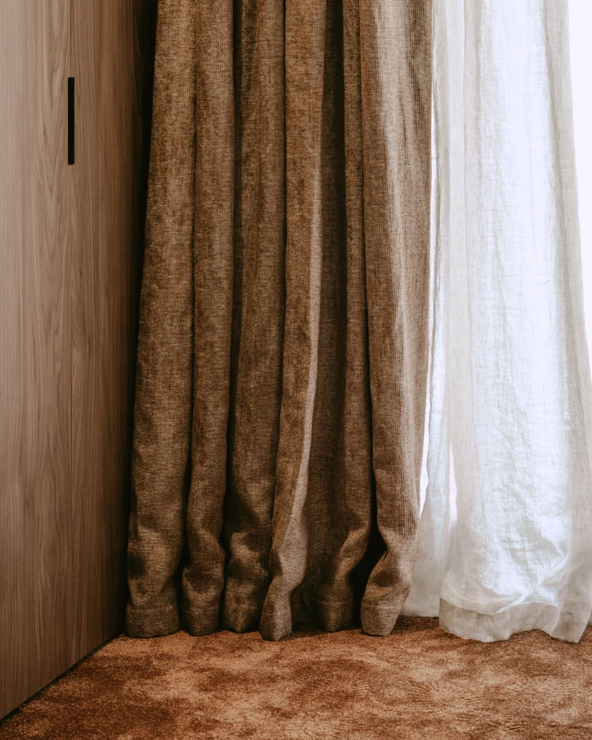 A touch of copper...

Beautiful textures lined curtains connecting from floor to ceiling... they are lined with a blackout to give you a great night´s rest... 

Our semi-transparent linen curtains add a fresh touch to the room and enlight the space...

We always look for the best fabric, textures and colours to match your moodboard and project... discover our possibilities in our showroom by appointment.

Private residence in collaboration with @evadelbarre_totalconcept 
Picture by @charmer.be