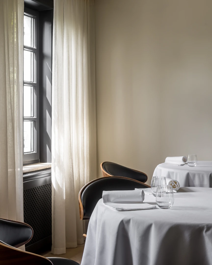 A complete Linen Story...

@dejonkman - @filipclaeys_dejonkman **

Verilin dressed the restaurant with refined, custom-made curtains and personalized table linen.
From napkins to sophisticated and timeless table skirts all made by our craftsmen in our Verilin Ateliers...

Proud to think along and create a beautiful, calm atmosphere for your hospitality project, home or offices...

Get in touch to discover more about Verilin and our possibilities... contact ilse@verilin.be 

Picture by @cafeine