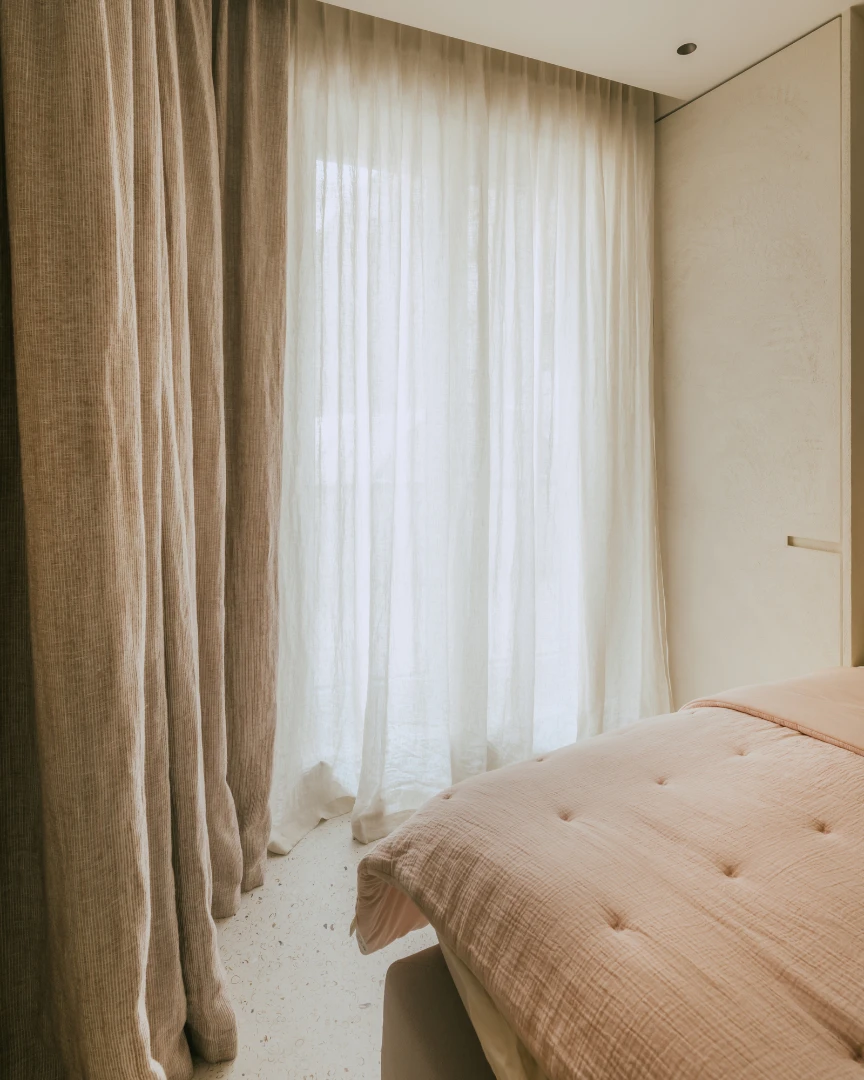 La vie en rose...

Verilin dressed this girl´s room with a subtle touch of pink.

We keep the semi-transparent curtains neutral throughout the project to create a coherent and calm atmopshere and uniform look from the exterior.

The blackout curtains are made in a beautifully textured soft pink colour matching with the bed linen and other interior elements. 

A timeless and refined project in collaboration with @evadelbarre_totalconcept 

Picture by @charmer.be