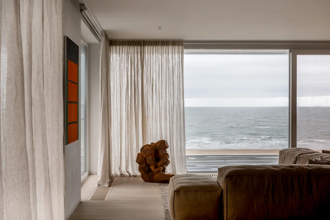 Seaside views...

A match made in heaven, our 100% linen semi-transparent curtains blend perfectly with the interior and the seaside atmosphere...

They add a cosy touch to the home ♡

Verilin takes care of the complete curtain service from measuring till final installation on site.

Get in touch to discover all the possibilities 

Project by @promanys
Picture by @cafeine