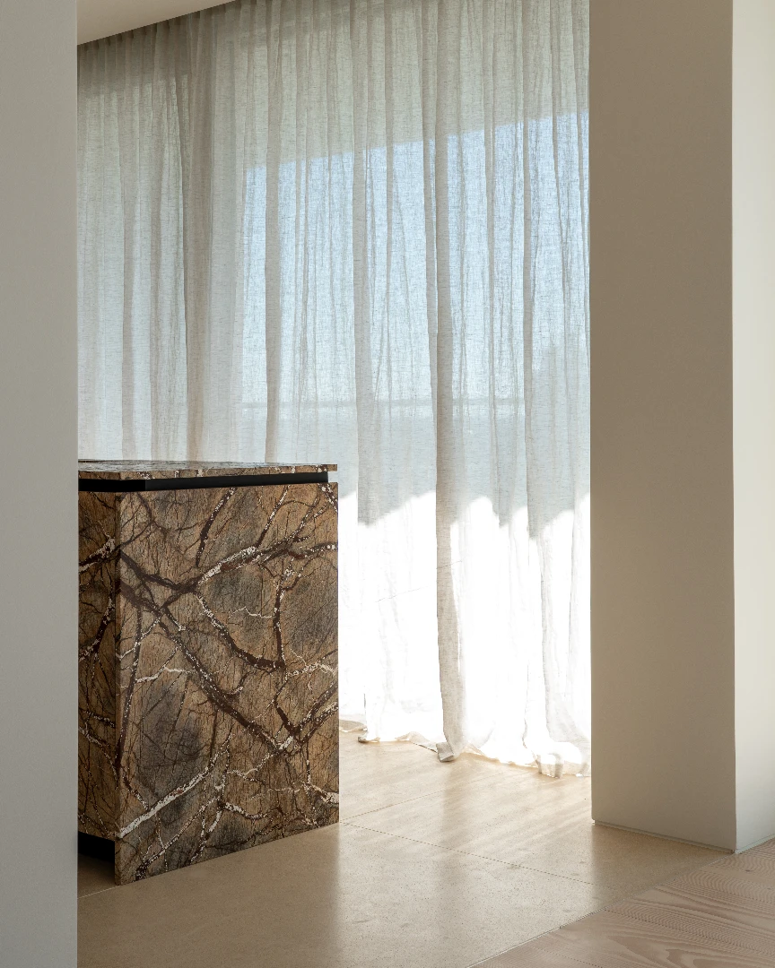 Sunshiny day...

In this residential project in collaboration with @pascalfrancoisarchitects verilin dressed the complete apartment with custom-made linen voilages...

The perfect balance between discretion and transparency to enjoy the lovely daylight...

Bright interior with a mix of natural materials ♡

Get in touch for more information, inspiration or if you have any questions!

Picture by @stephaniemathias.photography