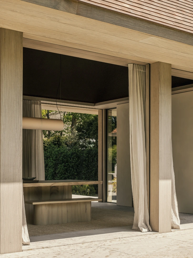 Open home terrace...

The perfect combination of interior and exterior space...
The semi-transparent curtains add a well dressed touch to the home...

The eye for details and choice of materials throughout the project is breathtaking.

Get in touch to translate your project into a beautiful Linen Story for bed, table and interior...

Project in collaboration with @simondeburbure 

Picture by @cafeine 
Coordination by @wbuild.be 
Interior by @de.coene 
Built by @bouwwerken_lammertyn