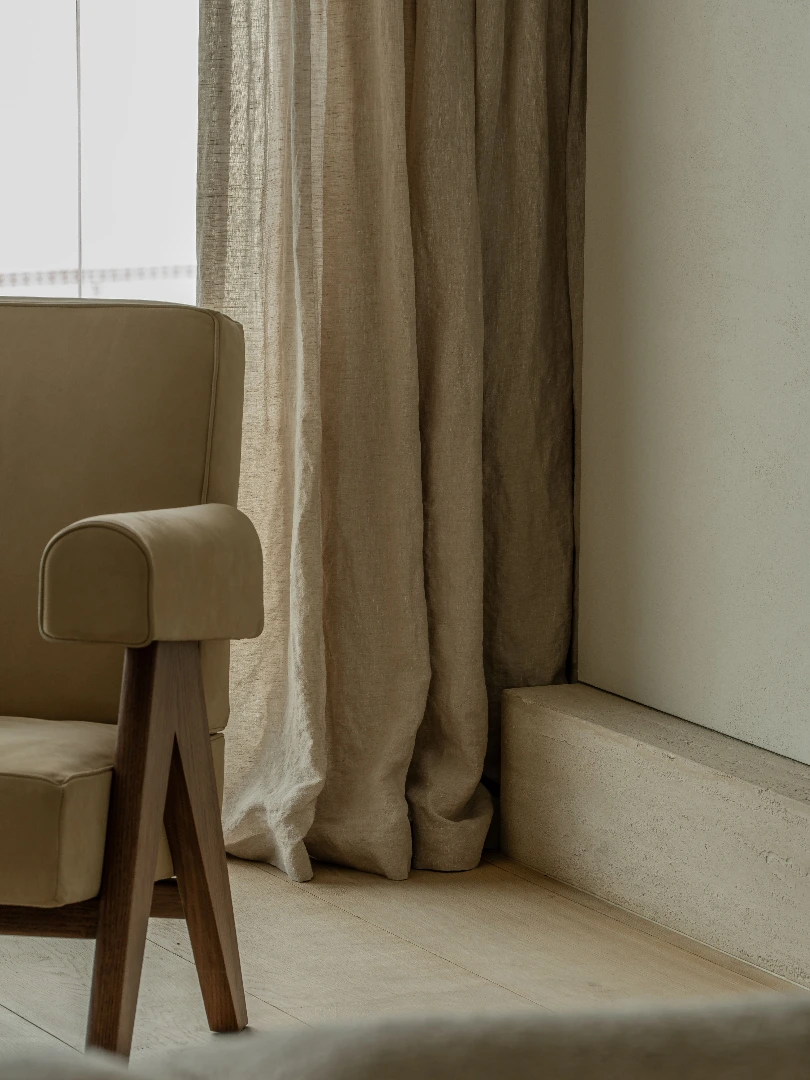 Seaside details...

Project in collaboration with @luum_architects 

Our 100% linen curtains were woven in 2 densities to create a subtle and cosy mix of transparency.

The beauty of the simplicity and textures of the natural linen fibers matches perfectly with the chosen materials...

A calm and refined atmopshere...

Get in touch to create your Linen Story for your home, offices or hospitality project. 
Contact ilse@verilin.be 

Picture by @pilarshoots
