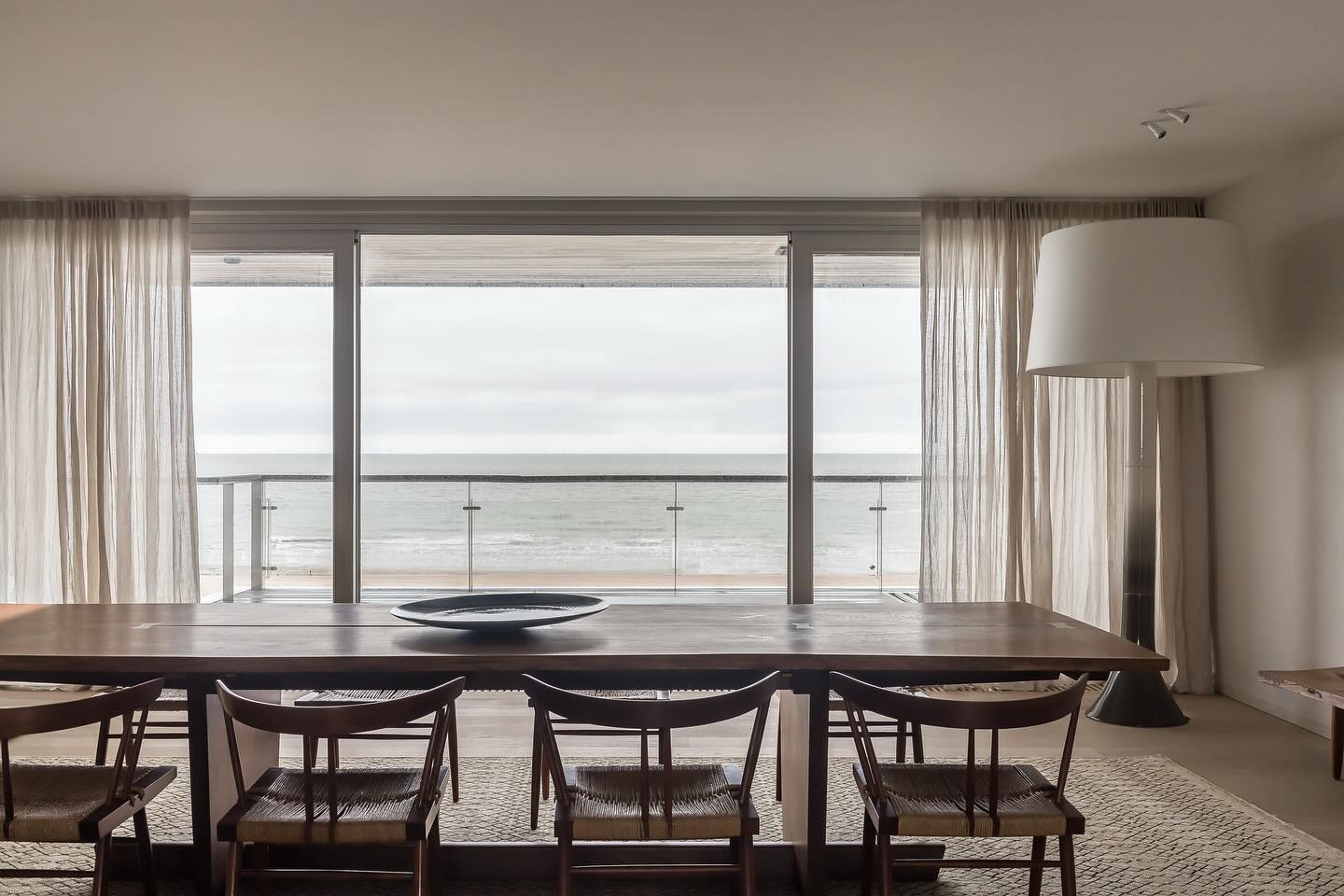 At the seaside…

A project in collaboration with @promanys 
These 100% linen curtains are the perfect match for the calming feeling of the sea.
Soft and soothing tones blend beautifully with the natural materials.

Verilin is your partner for complete curtain service –
from measuring to final installation by our team of craftsmen.

Get in touch 👉 ilse@verilin.be
📷 @cafeine
