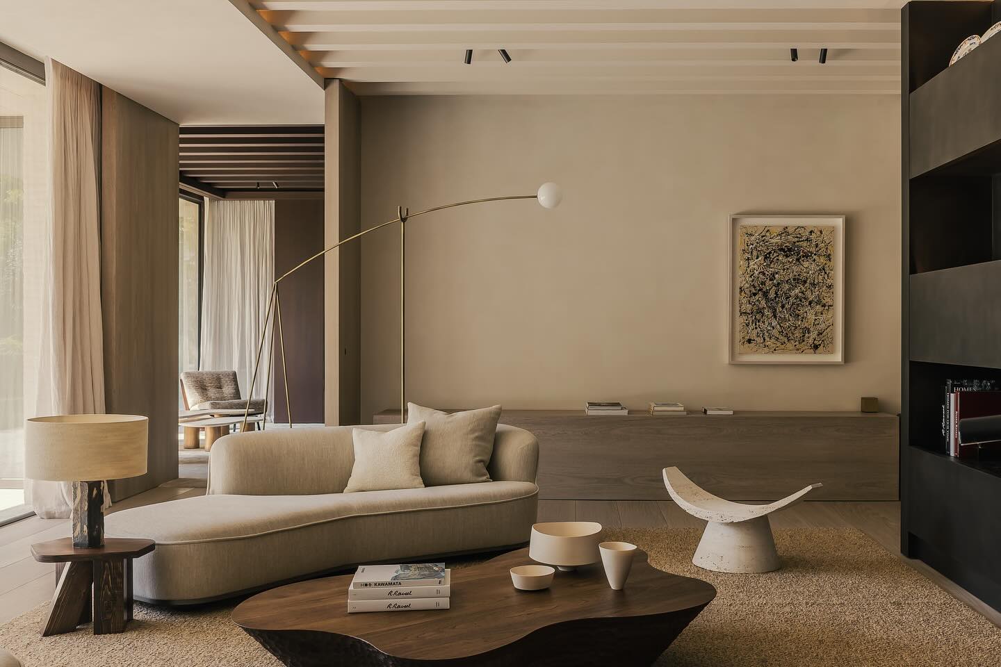 A wonderful collaboration with
@simondeburbure 
@bouwwerken_lammertyn 
@wbuild.be 
@de.coene 
@jovdesign 

Our 100% linen fabric transformed into beautiful voilages, perfectly matched with the neutral tones of the interior.

Less is more…
📷 @cafeine 
Get in touch 👉 ilse@verilin.be