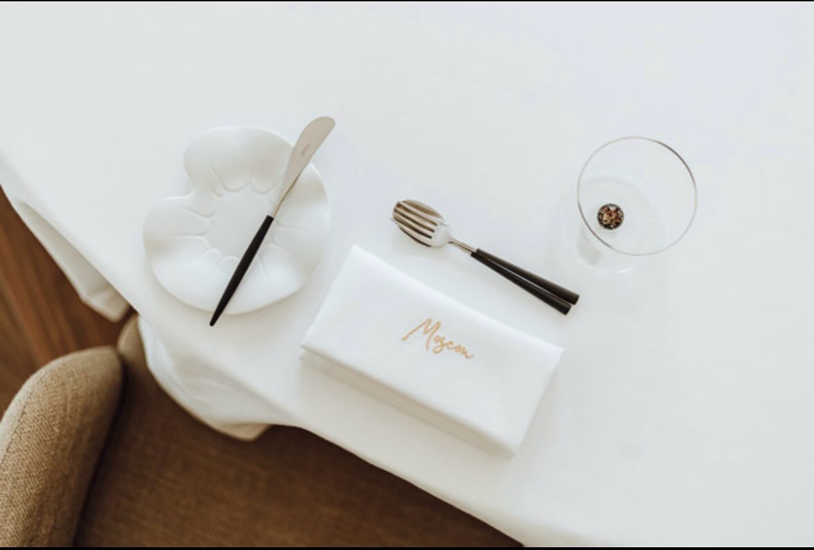 It’s all in the details
These elegant napkins with golden embroidery.
Created for @restaurant.moscou by @dannyhorseele 
A linen story to be told.

We love to listen to you and help create your own linen story by choosing your preferred materials and embroidery.

Exquisite linens designed for hospitality and for those who cherish beauty at home.

Contact 👉ilse@verilin.be for more information.