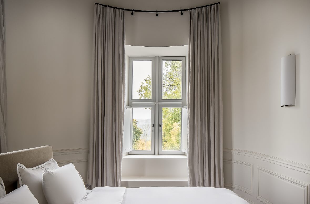 The perfect combination.
pure white bed linen and the serene elegance of linen curtains.
shaping a warm and timeless retreat.
📍@chateaudemirwart 
📷 @cafeine 

Contact 👉 ilse@verilin.be