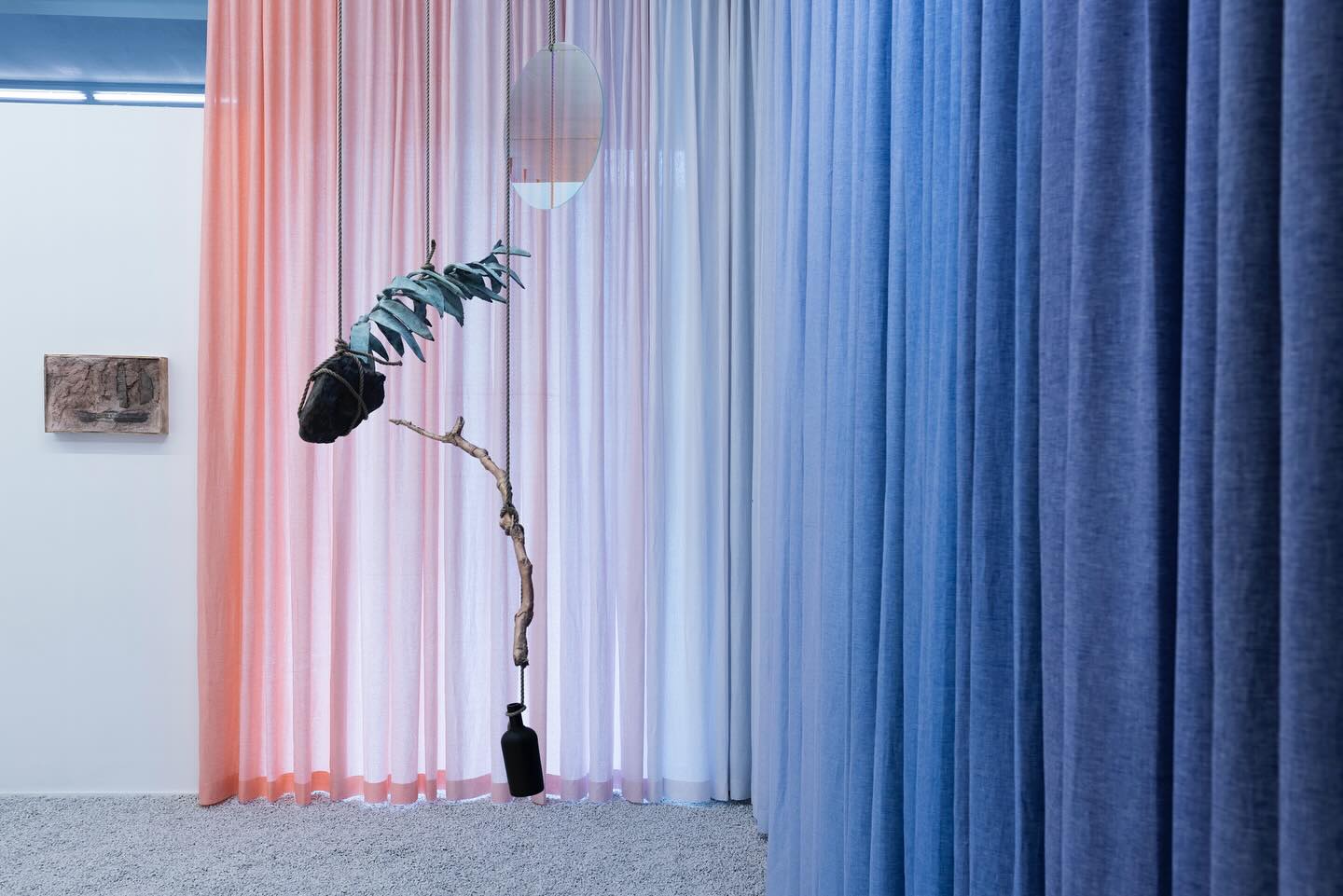 Where linen and art come together. 
Throwing it back to our beautiful collaboration with @plus_one_art and artist @filipvervaet.

Contact👉ilse@verilin.be