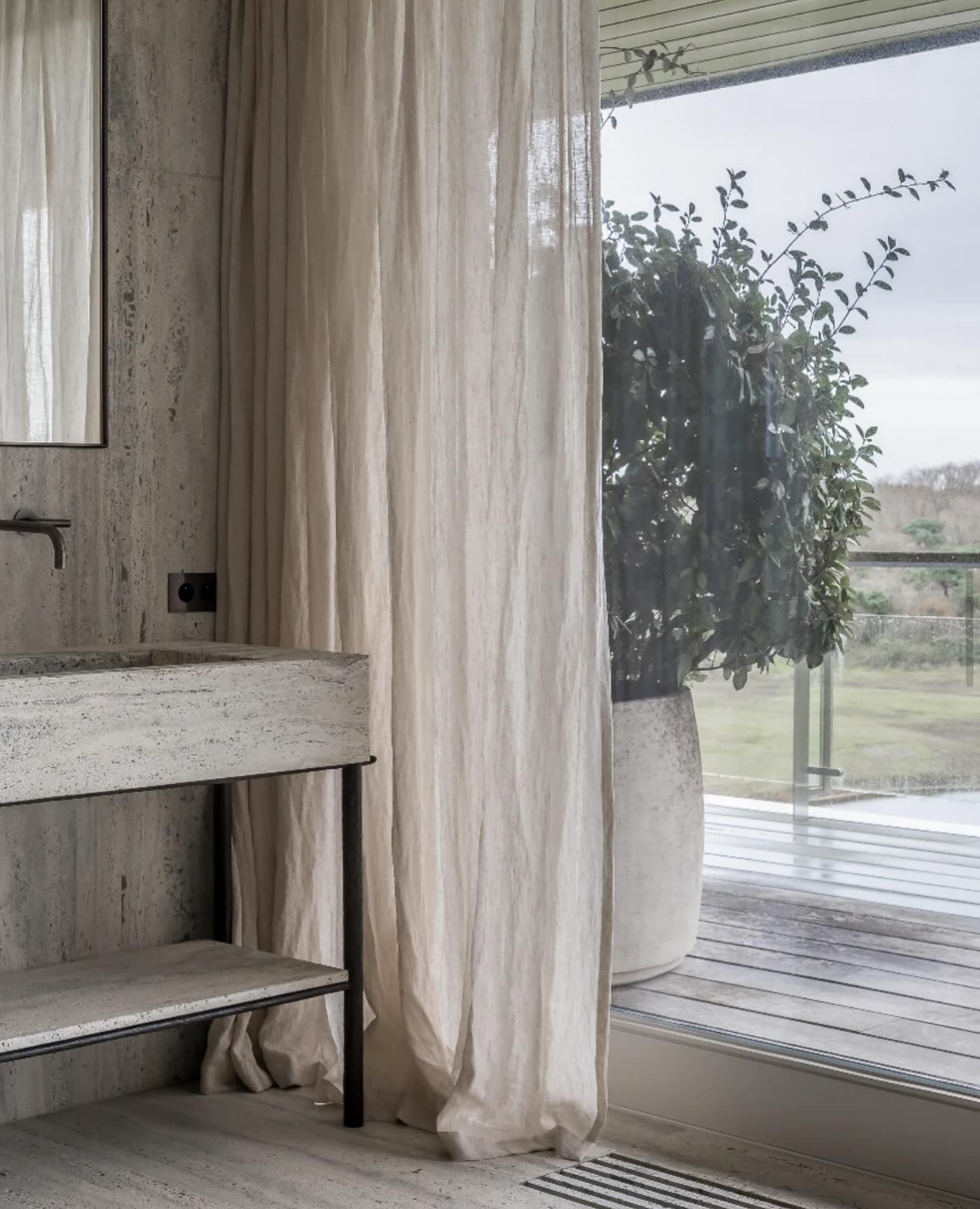 Bathroom curtains…
Bring warmth and a relaxing atmosphere.
A perfect match of natural stone and custom-made linen curtains.
We ❤️ creating your linen story with our own craftsmanship.

Contact 👉 ilse@verilin.be / +32 476 27 88 43
Project in collaboration with @promanys 
Picture by @cafeine