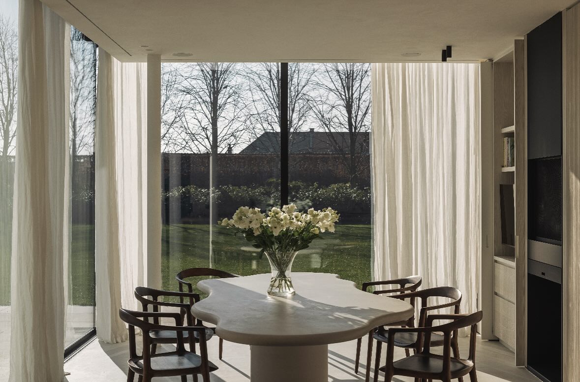 Kitchen curtains…
A warm home and relaxing feeling with these beautiful linen curtains.

Contact👉ilse@verilin.be
A project in collaboration with @bouwwerken_lammertyn 
Kitchen from @fraeye.be