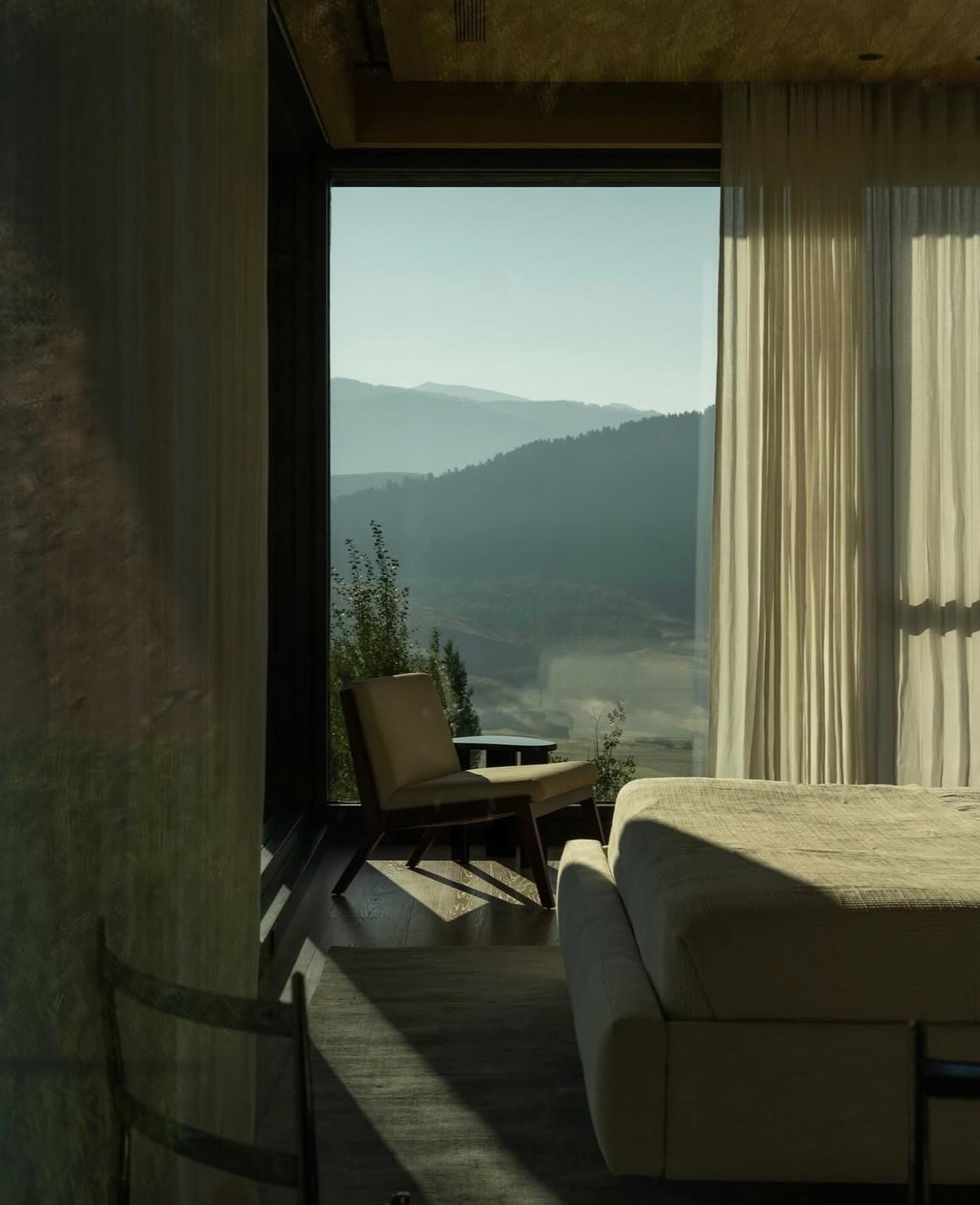 Curtains with a wonderful view of the mountains..
Architect @vandervelpen 

Verilin is your partner for the complete curtain service from measuring to final installation by our team of craftmen.

Get in touch 👉ilse@verilin.be
