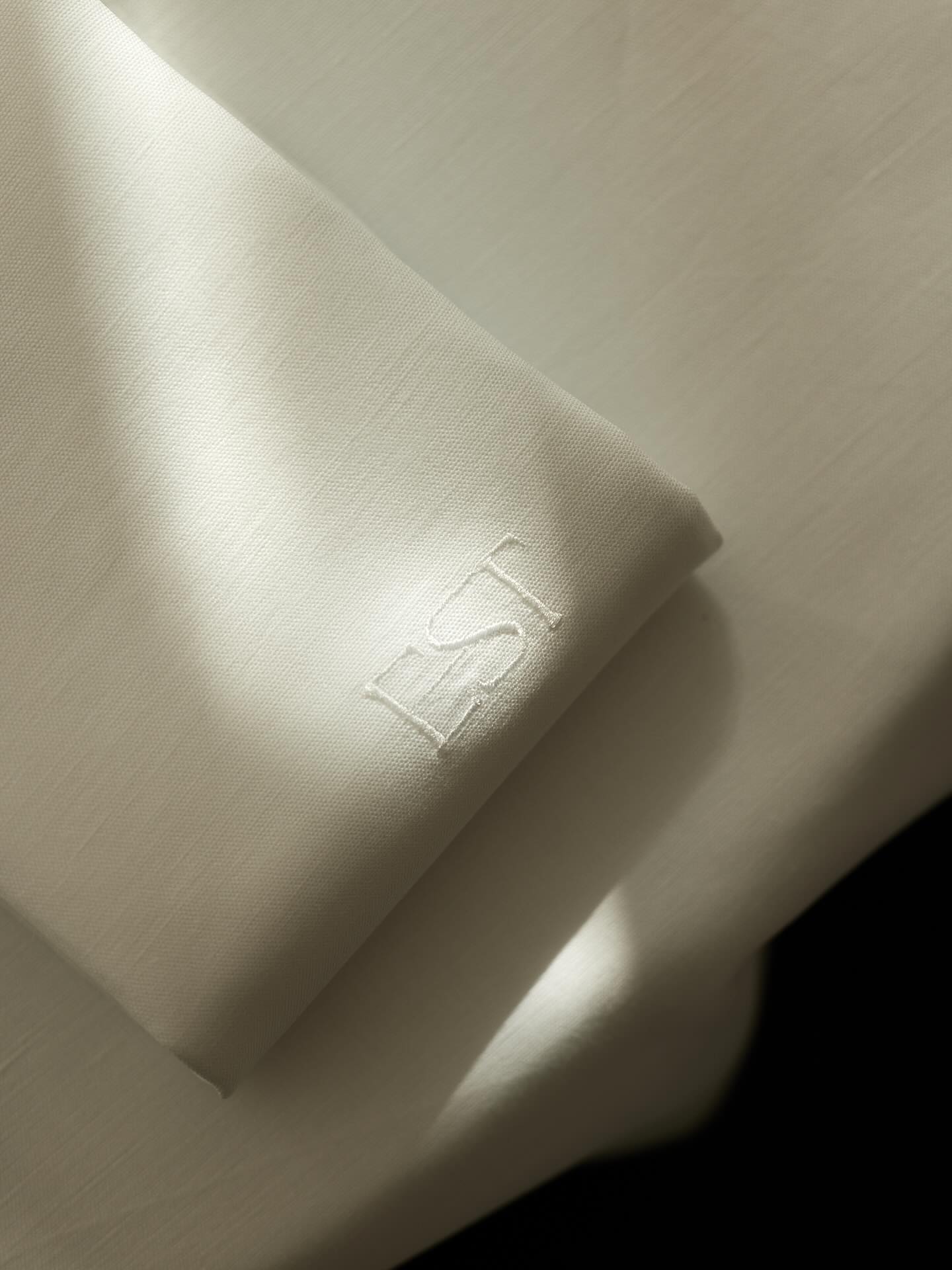 Beautiful textures…
This elegant linen story for @est_restaurant 
Proud to be their linen dresser for table and interior.

Get in touch👉ilse@verilin.be