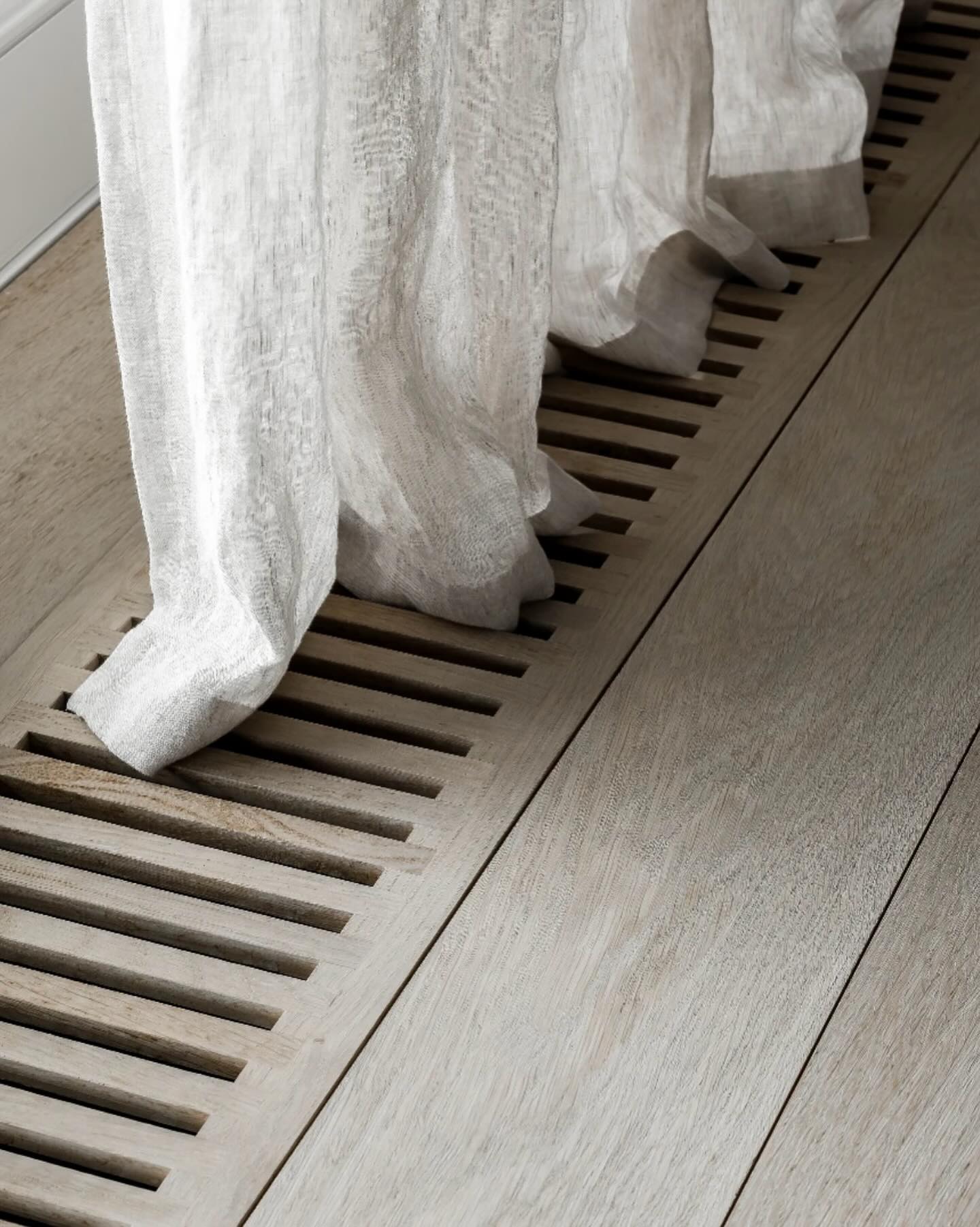 The evidence of kissing the floor…

A seamless harmony between floor and curtains.

At Verilin, we take care of everything from start to finish. Our team is happy to help you find the ideal solution for your windows.
We weave our linen in-house, refine every detail, and ensure flawless installation by our experienced craftsmen.

Proud of this linen story in collaboration with @promanys 
Picture by @cafeine 

Visit our showroom or book an appointment via ilse@verilin.be / +32 476 27 88 43.