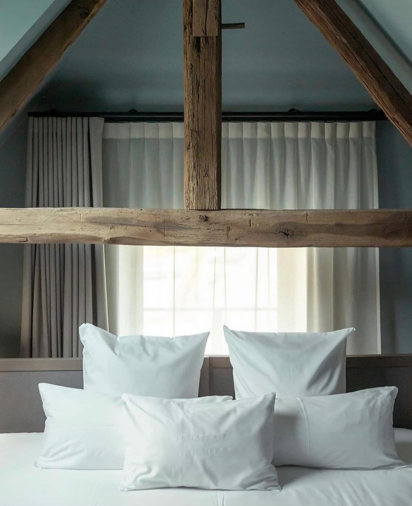 Feel at home in serenity at @chateau_de_vignee 

There are beautiful, comfortable rooms and suites all dressed with natural, personalized bed and bath linen by Verilin and custom-made curtains.

Enjoy and discover the interior, landscape and nature of this bespoke and luxurious boutique hotel in the Ardennes.