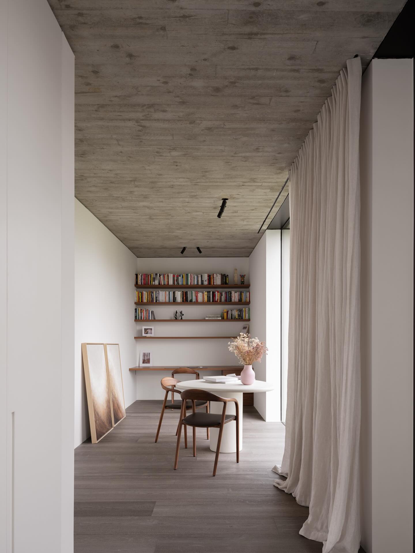 Project Asse
An effortless linen story, brought to life with our handcrafted linen curtains.
Woven, finished, and installed with care by our own skilled craftsmen pure, timeless quality.

Get in touch: ilse@verilin.be

Architect: @tooparchitectuur 
Photography: @cafeine