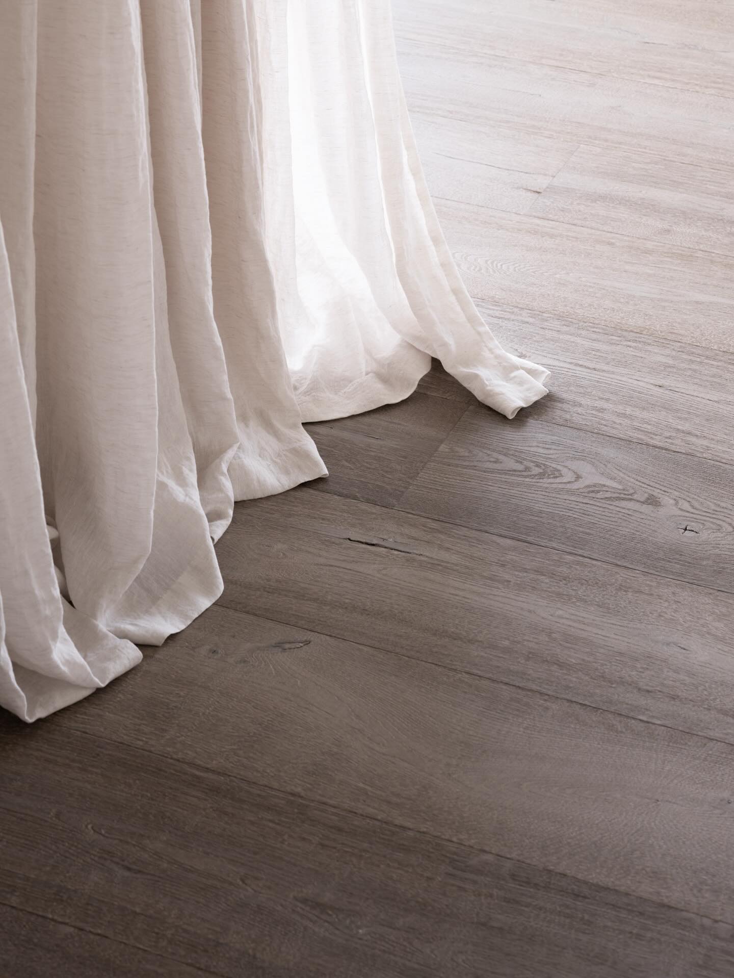 Project Asse
Beautiful textures…

The purity of our 100% linen curtains, the natural touch and the textures they add to your room are magical…

Less is more… it creates a calm and sophisticated atmosphere.
Because every detail matters.

Get in touch ilse@verilin.be
Picture @cafeine