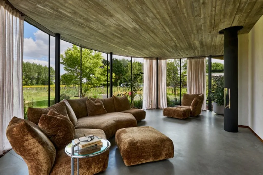 Looking back on a one of a kind project in collaboration with @lensassarchitecten 

Recessed curtain rails custom-curved and dressed with our soft semi-transparent linen voilages...

Verilin is your partner for the complete curtain service... from measuring, technical support, fabric choices, weaving till final installation on site 🙌🏻

👉🏻 Get in touch with ilse@verilin.be to fix your appointment or for more information 

Picture by @janverlindephotography