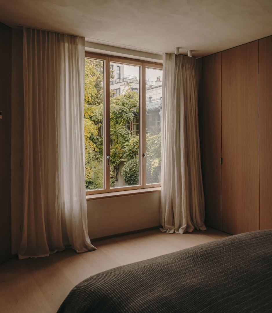 Cozy parisian vibes 🤍

Project ~Loui Paris~ dressed with custom-made 100% linen curtains. 

Double rails with densely woven linen, lined with blackout and semi-transparent curtains to have your filter during daytime.

Elegant, timeless design that creates a warm and inviting atmosphere at home.

From measuring till final installation by our skilled team of craftsmen.

👉🏻 contact ilse@verilin.be for more information

Interior design by @holzrausch_official 
📷 @salvalopez