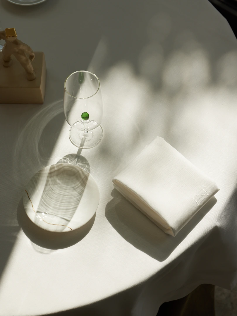 A sophisticated and elegant Linen Story for @est_restaurant 

Experience fine dining in a calm atmosphere dressed with table linen and curtains by @verilinbelgium 

👉🏻 Contact ilse@verilin.be to create your personalized story