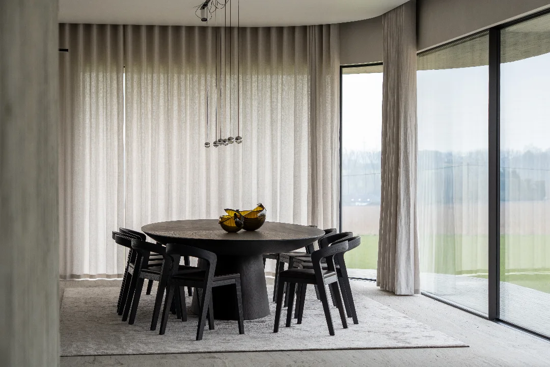 Sophisticated serenity... 

The perfect balance between light, view and discretion 🤍

Our tailor-made curtains are woven and finished in the Verilin Ateliers by our craftsmen. Yarn by yarn and from A to Z our team carefully guides your project with great eye for detail. 

Featured residential project in collaboration with @pascalfrancoisarchitects 

Picture by @stephaniemathias.photography

Contact ilse@verilin.be to fix your appointment or for more information