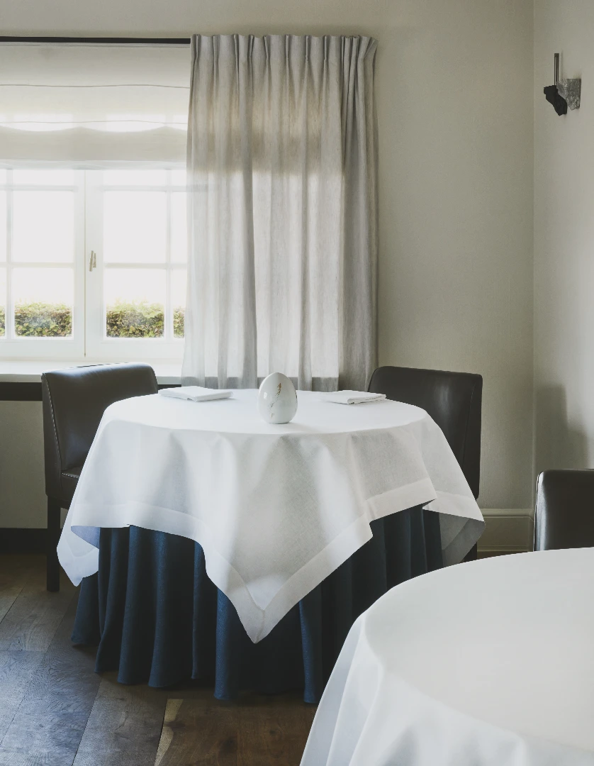 @hofvancleve ** 
by @florisvanderveken 

Minimalism meets high-end elegance...

Elevating the unique fine dining experience with refined custom-made linen 🤍

All linens, table skirts and curtains by @verilinbelgium

Picture by @heikkiverdurme