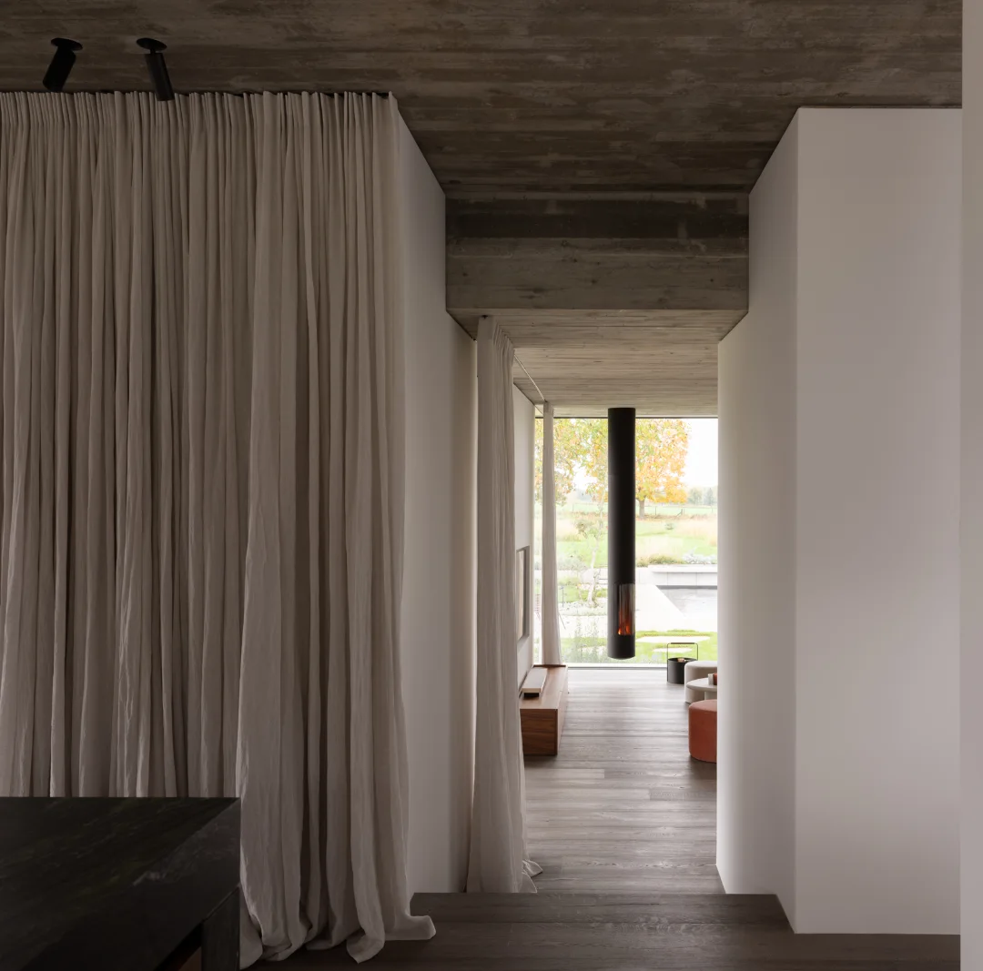 Soft linen touches... 

Verilin designed bespoke linen curtains for a private home, featuring subtle recessed black rails into the concrete ceiling. 

Our curtains bring warmth and coziness to your spaces.

Discover our complete currain services?
Contact ilse@verilin.be 

Project by @tooparchitectuur
Picture by @cafeine