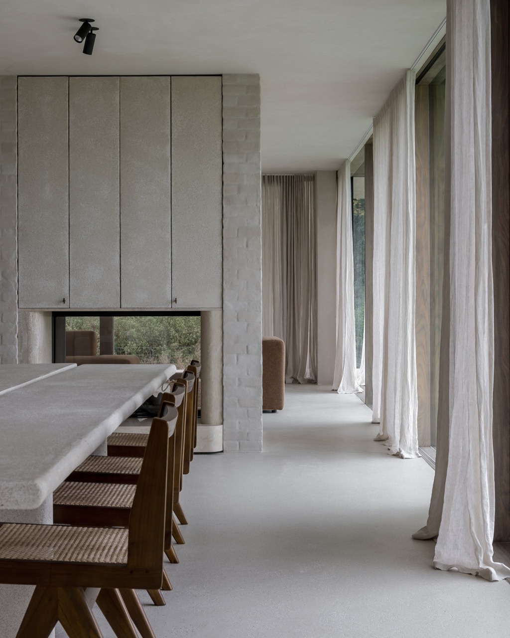 Elegant interieur met verfijnde materialen, Merchtem
.
Interieurarchitect: @walravensweetsarchitecten
Raamdecoratie: @verilinbelgium 
📸: @cafeine 
.
#interieur #interior #interiordesign #interieurinspiratie #purematerials #wooninspiratie #details #design #architecturelovers #archdaily #interieurarchitect #simplicity #belgiandesign #villa #luxewonen #kitchen #kitchendesign #highend #highendinteriors #totaalinrichting 
.
#walravens_weets_architecten
#verilinbelgium 
#cafeine