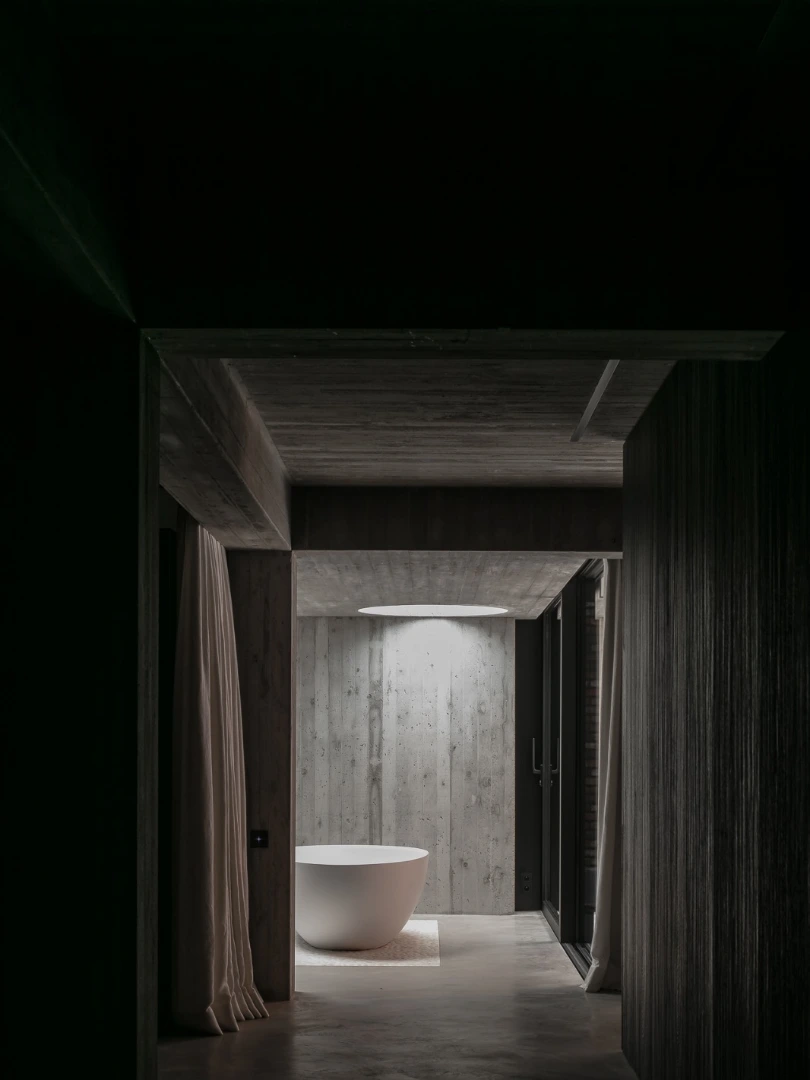 Modern brutalism meets cozy vibes... 

Our 100% linen curtains blend perfectly with the concrete aesthetic, infusing warmth and natural textures into the space...

From weaving and finishing to installation, Verilin takes care of your project. 

Get in touch to discover all the possibilities ♡

Architecture by @pascalfrancoisarchitects Photography by @cafeine