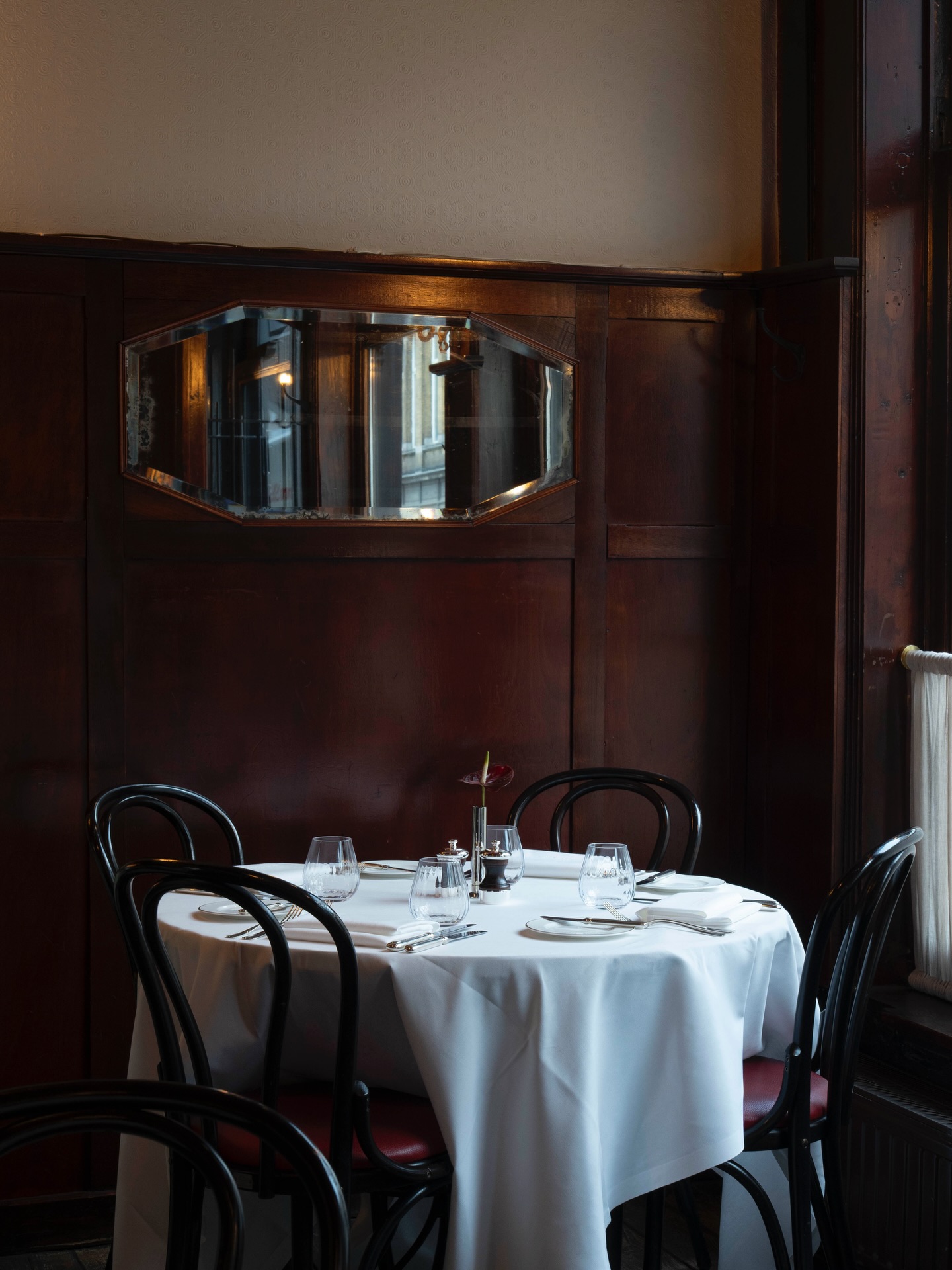 Onlangs hadden we het plezier om een warme, authentieke fotoshoot te realiseren bij Bistro De Pottenberg.
Sfeer, details en pure gastvrijheid — exact wat deze zaak zo typeert.

Goed nieuws: Bistro De Pottenberg heropent op dinsdag 3 februari.
Een perfecte reden om opnieuw binnen te stappen en de vernieuwde energie te beleven.

Ook nood aan sterke beelden of content die uw zaak laat spreken?
Van professionele fotografie tot social media content die werkt — ik help u graag verder.

📩 Contacteer mij gerust voor een fotoshoot of social media samenwerking.

#bistrodepottenbrug #jurgenlijcopsphotography #antwerpenfood #bistronomie #gaultetmillau