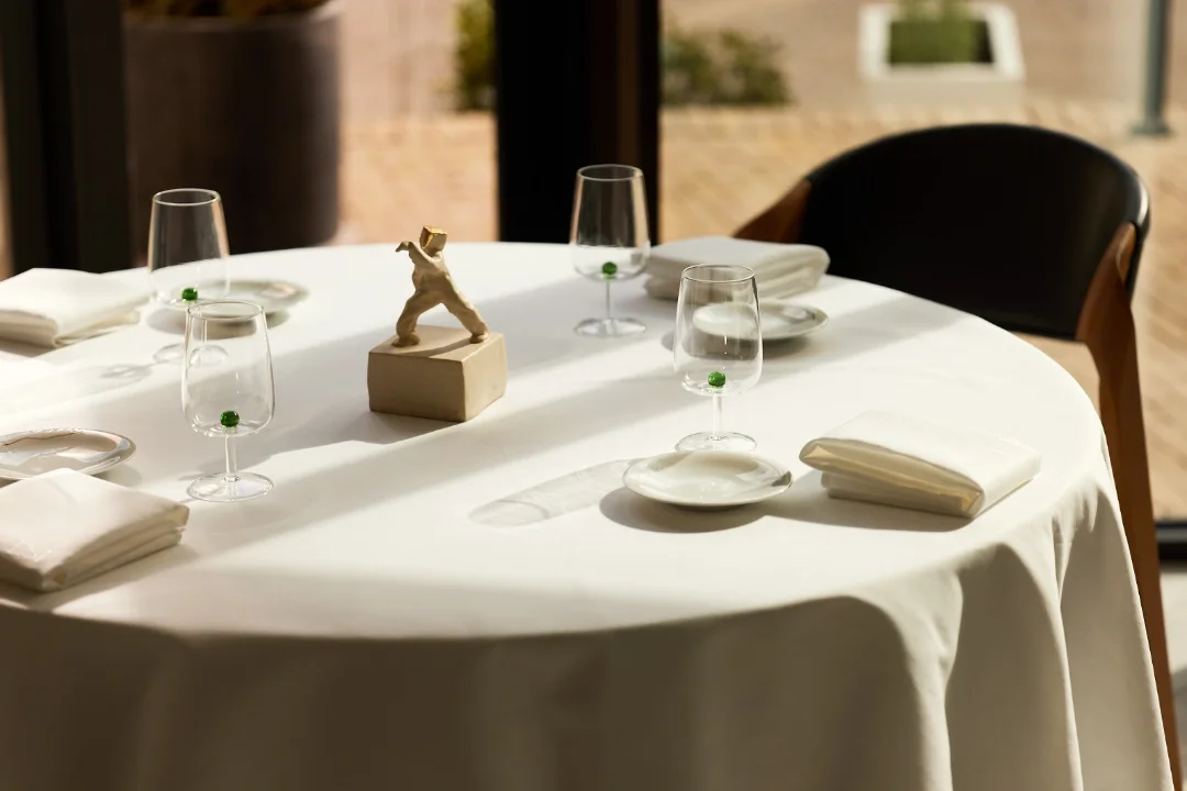 Where craftsmanship meets refinement @est_restaurant 

By @desmet.laurence & @abeldemeestere 

Proud of this complete Linen Story by Verilin.
We´ve dressed the restaurant with custom-made curtains and the tables with personalized linen and table skirts...

Get in touch to discover all possibilities for your project...

Contact ilse@verilin.be to fix your appointment or for more info...