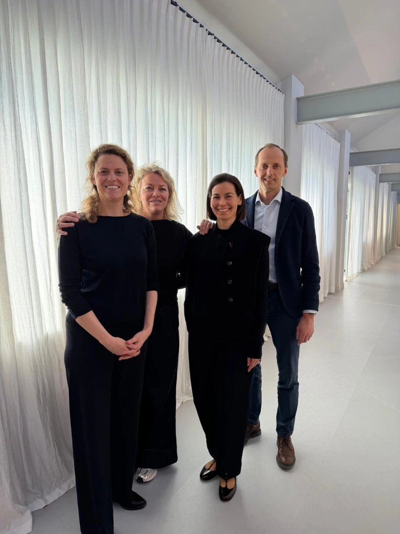 Beste klanten, vrienden & ambassadeurs van Verilin,

Vandaag delen we graag belangrijk en positief nieuws over een nieuw hoofdstuk voor Verilin.

Met veel enthousiasme stellen we Charline & Philip aan u voor als de nieuwe eigenaars van Verilin. Samen met ons ervaren team van vakmensen, en met Anne-Sophie en Ilse, zullen zij verder bouwen aan het Verilin-verhaal.

We verbinden meer dan 70 jaar vakmanschap met een frisse blik, innovatie en creativiteit, een sterke basis voor een duurzame en succesvolle toekomst.

Verilin blijft uw vertrouwde partner voor linnen op maat en een volledige gordijnservice.
Uw Linen Stories worden nog steeds met zorg geweven en afgewerkt in onze eigen ateliers.

We kijken ernaar uit om onze samenwerking verder te zetten en zijn benieuwd naar uw toekomstige projecten.

We helpen u graag verder.

Warme groeten,
Charline, Philip, Anne-Sophie, Ilse
en het volledige Verilin-team