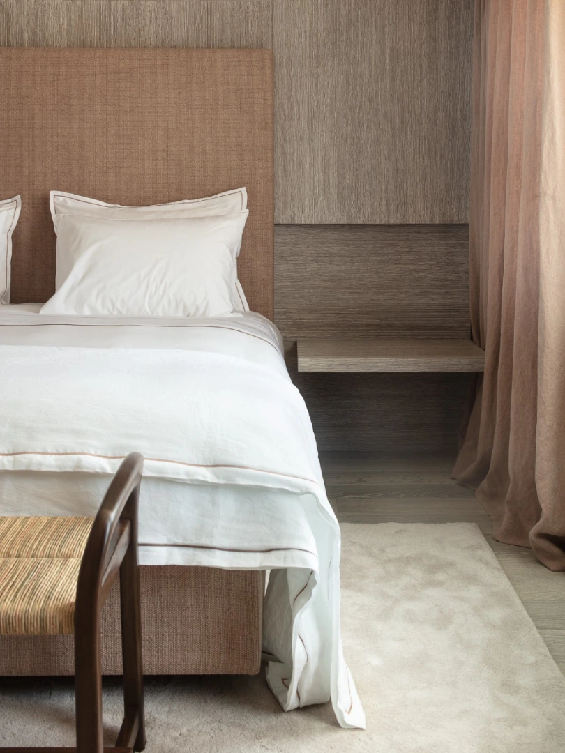 Bespoke bed linen crafted with care in our Verilin Ateliers...

Tailor-made and personalized with subtle colours, embroidery or other sophisticated finishes...

Bed linen in 100% iron-free linen, silky-soft sateen cotton or a combination of cotton-linen, the options are endless...

Made-to-measure for all bed and pillow sizes, ensuring a perfect fit, no matter the dimensions or shape.

Get in touch with us to discover the possibilities and create a cosy bedroom...

👉🏻 contact ilse@verilin.be to fix your appointment or mail us with your request

Photography by @cafeine
Project by @obumex_