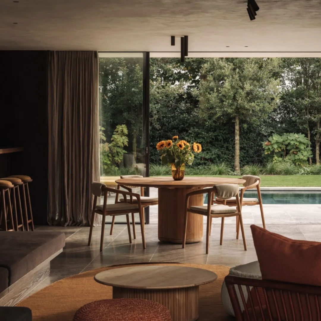 Seamless living, inside and out ☀️

Project Dunes & Sand by @arjaandefeyter

In this space the connection between indoor and outdoor living is beautifully brought to life. Large window openings invite nature in, while our soft linen curtains gently frame the view.

We´ve worked with fully integrated motorized tracks, allowing the ceiling to run uninterrupted. A clean, architectural line that enhances the sense of calm and continuity throughout the space.

At Verilin every detail is designed to create harmony between comfort, function and aesthetics.

Contact ilse@verilin.be to create your project.

Landscape architecture by @dominiqueeeman 
Outdoor design @thuisvanoordeghem 
Photography @tijsvervecken