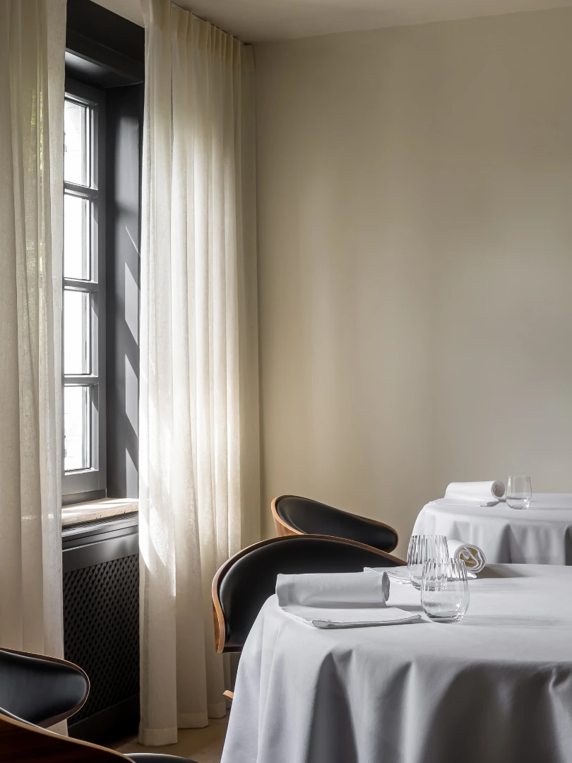 A complete Linen story by Verilin.

Michelin Star Restaurant @dejonkman ** -  @filipclaeys_dejonkman 

It´s all about atmosphere, comfort and eye for detail.

Elegant, personalized table linen, table skirts and napkins combined with custom-made fire retardant, textured curtains...

We love to create ambiance and enhance experience for the hospitality world...

Get in touch with ilse@verilin.be to fix your appointment or for more information.

Photography by @cafeine