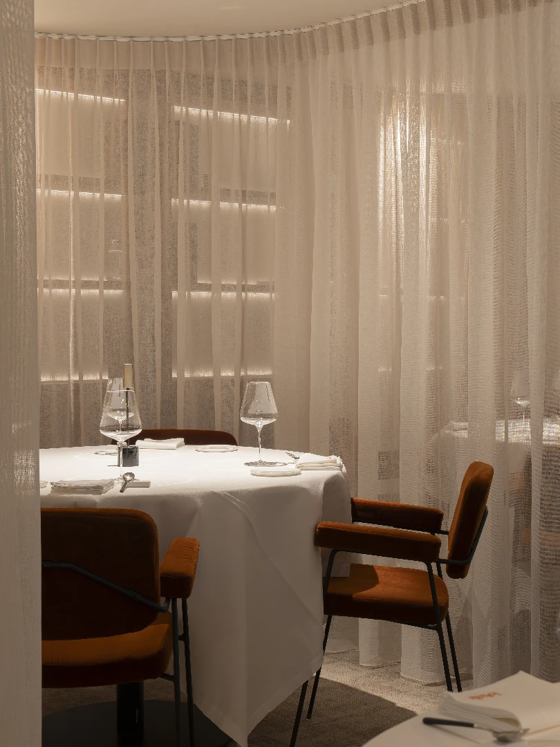 An exclusive sneak peek... 

Discover the renewed interior for @labottegenk * by @peppegiacomazza & @gaspare_giacomazza 

Project in collaboration with @uaucollectiv

Verilin is proud to have contributed with fully customized window decoration and bespoke, personalized table linen. Each interior element carefully tailored to enhance the restaurant´s character.

Let´s be inspired... 
Let´s expierence the renewed atmosphere ♡

Contact ilse@verilin.be to create your project, for more information or to fix your appointment. 

Photography by @jurgen_lijcops_photography