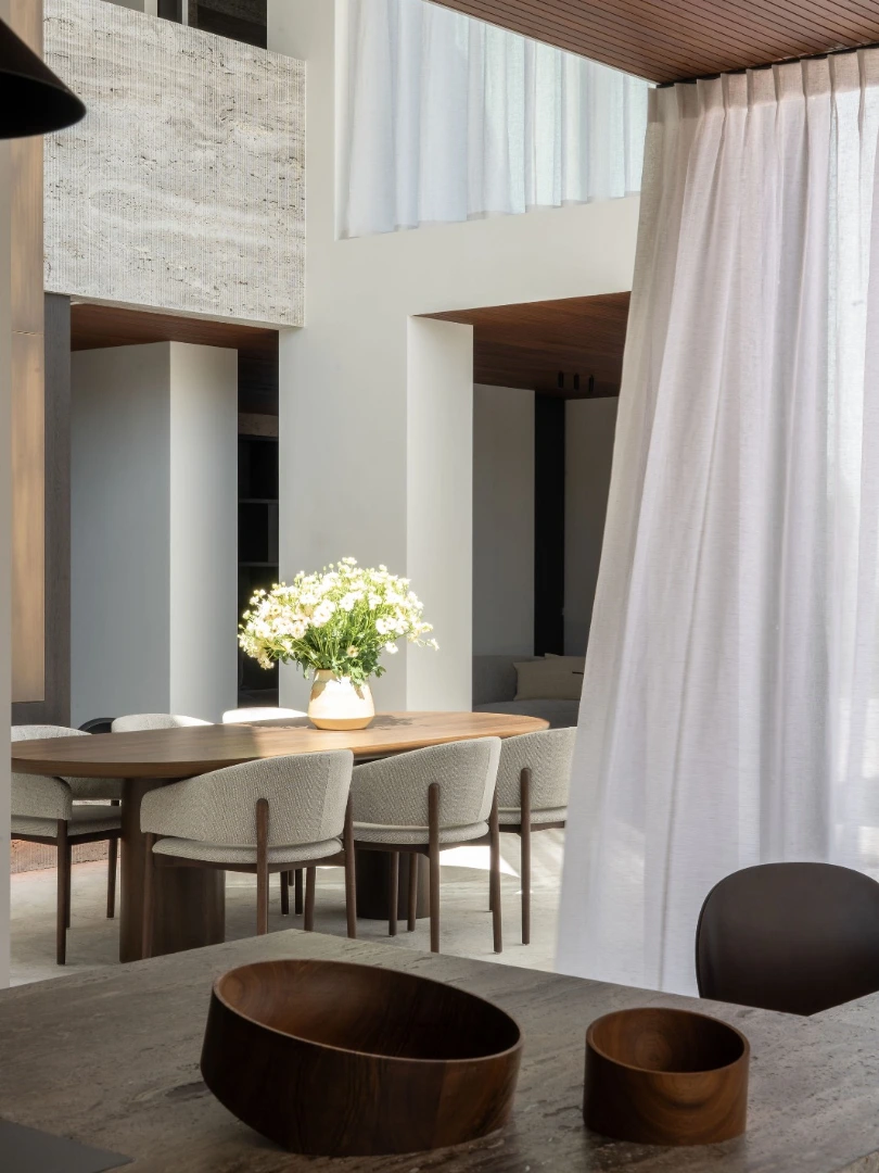 Architectural dimensions...

A playful balance of light and height...

In this beautiful residential project in collaboration with @walravensweetsarchitecten, every detail contributes to a refined sense of space and calm...

Verilin crafted and installed all window decoration. 
The 100% custom-woven, linen curtains are carefully aligned with the architecture, softening the volume and enhancing a warm and homely feel. 

Photography by @stephaniemathias.photography 
Interior by @fierens__ 

Curious what we can do for your project?
👉🏻 Contact ilse@verilin.be