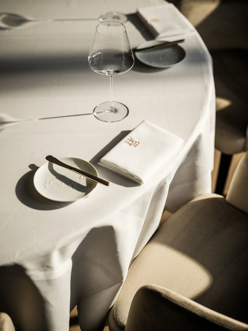 Enjoying rays of sunlight and fine dining ☀️

@hoftenbroeckpuurs dressed with personalized table linen by @verilinbelgium

A complete Linen Story with subtle golden embroidery 💛

We love to translate your vision and aesthetics into refined napkins and table linen. We think along with you for your project and love yo hear your story!

Get in touch with ilse@verilin.be to fix your appointment or for more information 

Photography by @pieterdhoop