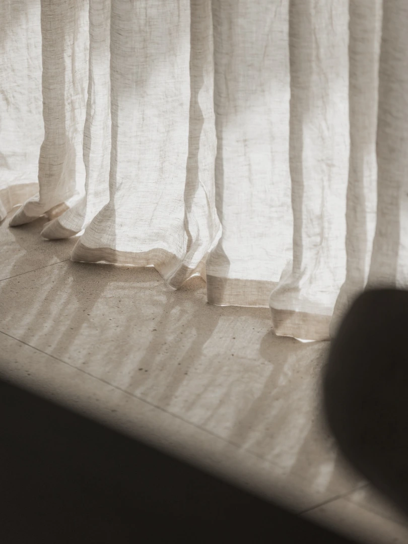 A balance of softness...

For this refined residential project in collaboration with @lc_interiordesigner the curtains were perfectly tailored to complement the space...
Airy, elegant and finished with great eye for detail.

The delicate hems and suble ´kissing the floor´ finish create a natural, luxurious drape that enhances the softness en serenity to the interior.

From measuring till the installation by our Verilin team of craftsmen. 

Photography by @demasure_

Featured fabric = 100% linen stonewash Obin

👉🏻 contact ilse@verilin.be for more information or to fix your appointment