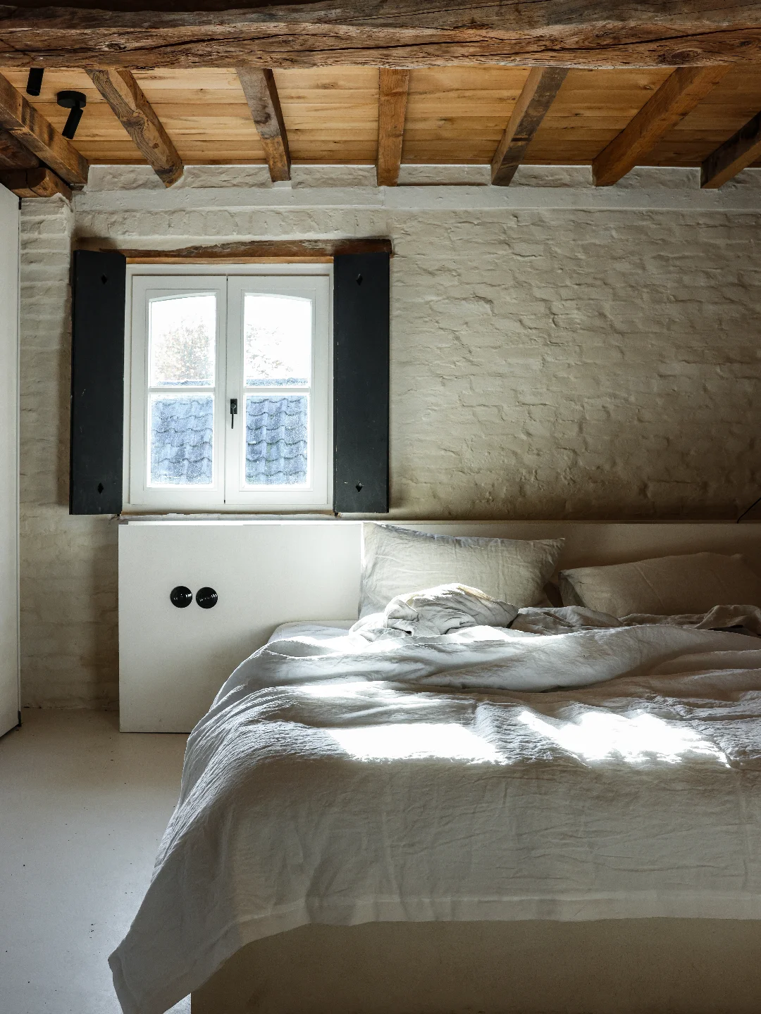 Let´s stay in bed... 🤍

Our stonewash crunched bed linen blends effortlessly with the character of the room... raw wooden beams, textured walls and soft natural light.

Designed to be lived in and loved, this iron-free linen gives pure comfort with an effortless chique look&feel.

Linen is breathable, timeless and 100% natural. We have a wide range of soft earthy tones and bright colourful options to dress your bedroom perfectly.

For all sizes and shapes of bed.
Get in touch to discover the options or for more information >> Contact 📧 ilse@verilin.be 

Photography by @hofvanroosmalen