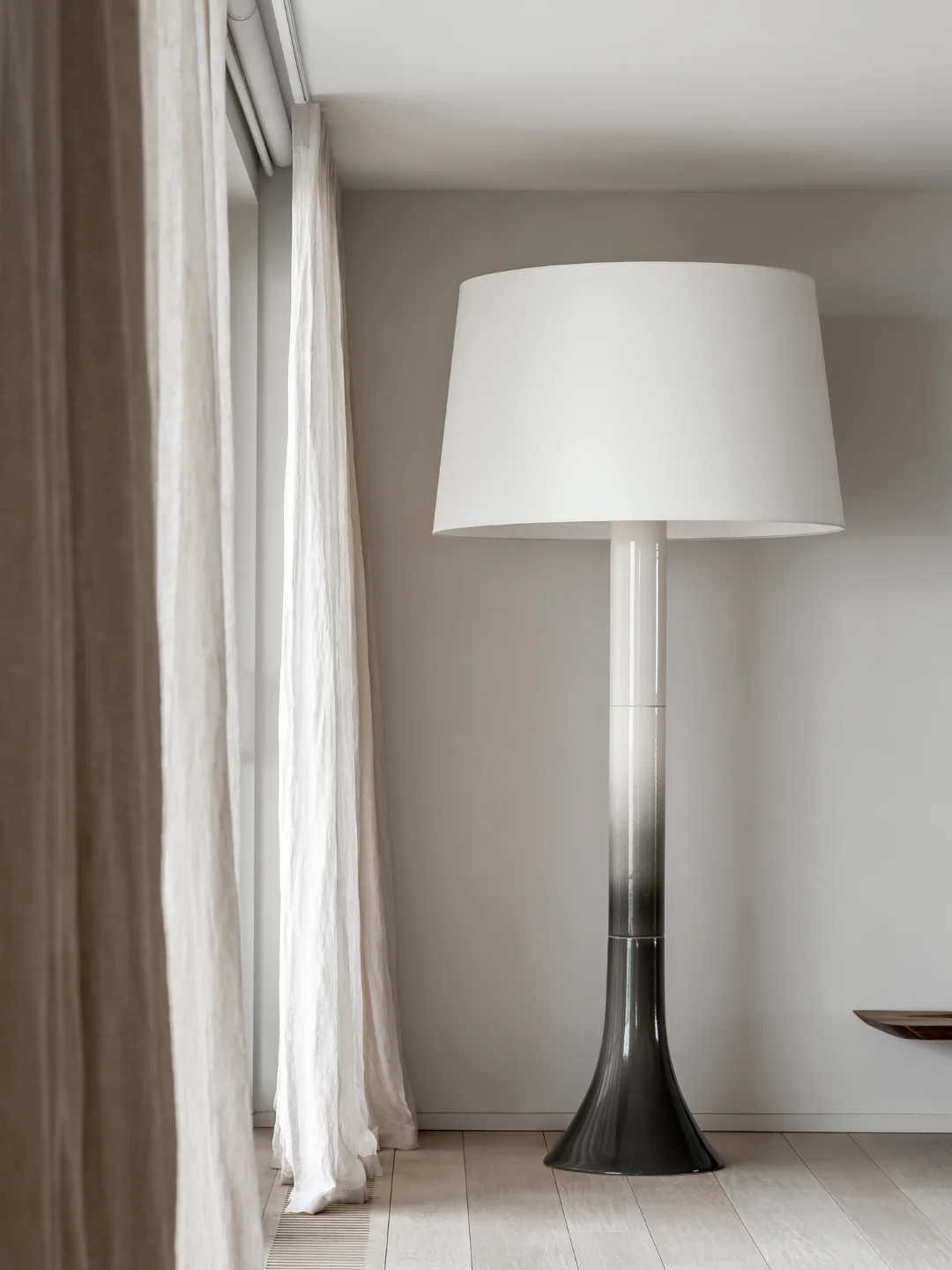Seaside Serenity...

We love to create a calm and sophisticated atmosphere at home...

Our pure 100% stonewash linen is a timeless, natural way to create harmony. It retains daylight with a sense of discretion.

The semi-transparent Obin linen elevates your space with its texture and soft earthy tone and connects your floor and ceiling subtly.

Project in collaboration with @promanys 
Photography by @cafeine 

More info?
Want to get in touch?
Contact ilse@verilin.be