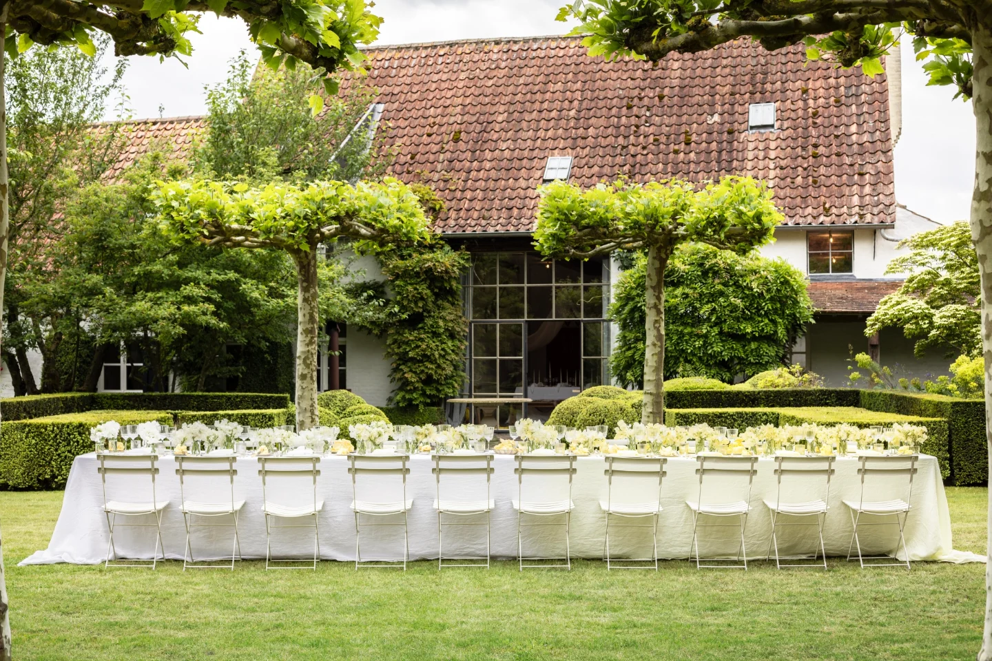 Let´s have a garden party...

For this event in collaboration with @meet.marcel Verilin created custom-woven gradient linen, delicately fading from off-white to soft butter yellow.

Designed, woven and made in our Ateliers in Belgium, each piece brings together natural texture, refined simplicity and timeless elegance...

Linen created for intimate gatherings, outdoor celebrations, and memorable moments around the table.

For you at home, your hospitality project or event... 

Let´s get in touch and create your beautiful story together...

Contact ilse@verilin.be for more info or to fix your appointment. 

Photography by @annick_vernimmen_photography